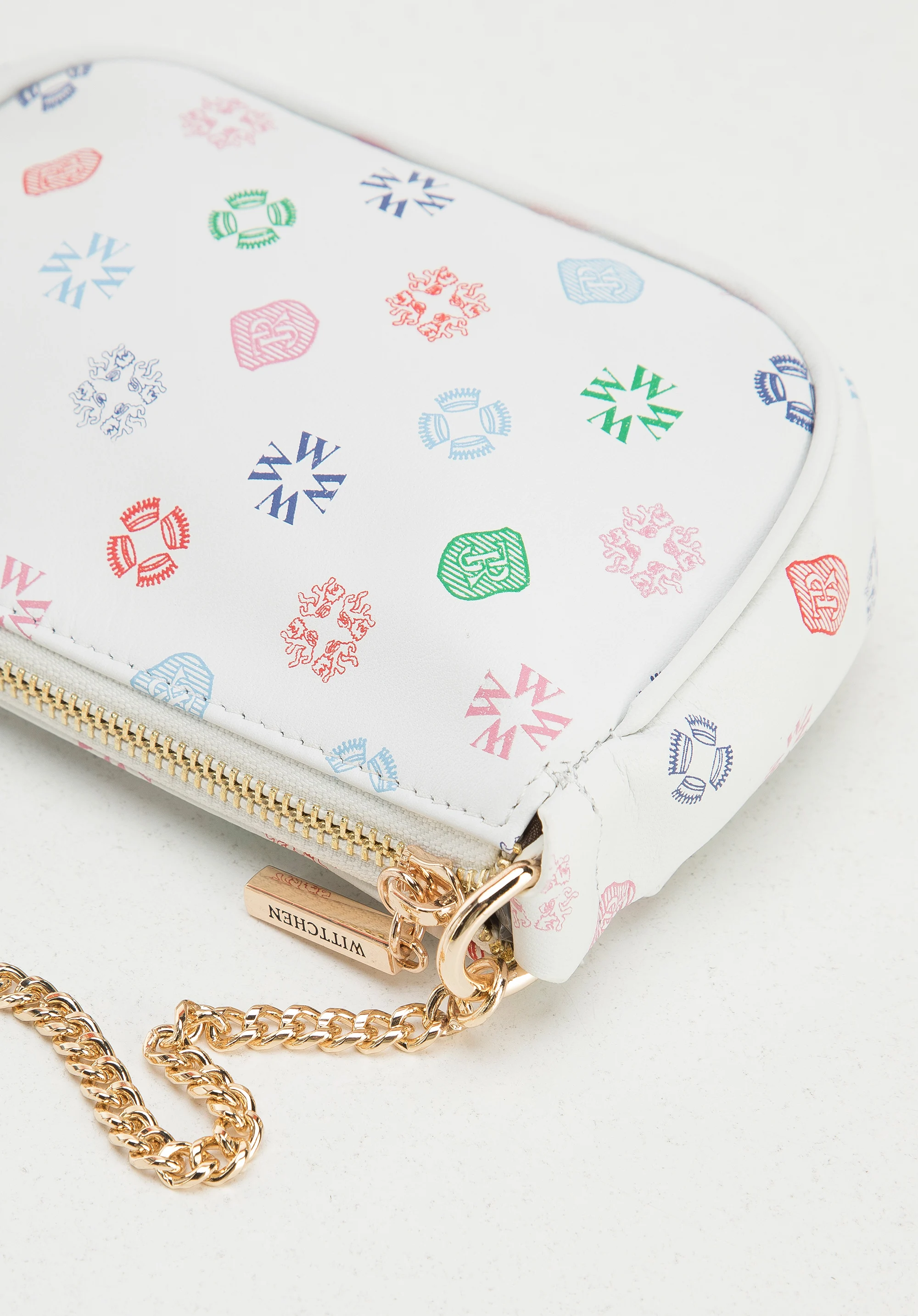 Damska minitorebka ze skóry w monogram na łańcuszku