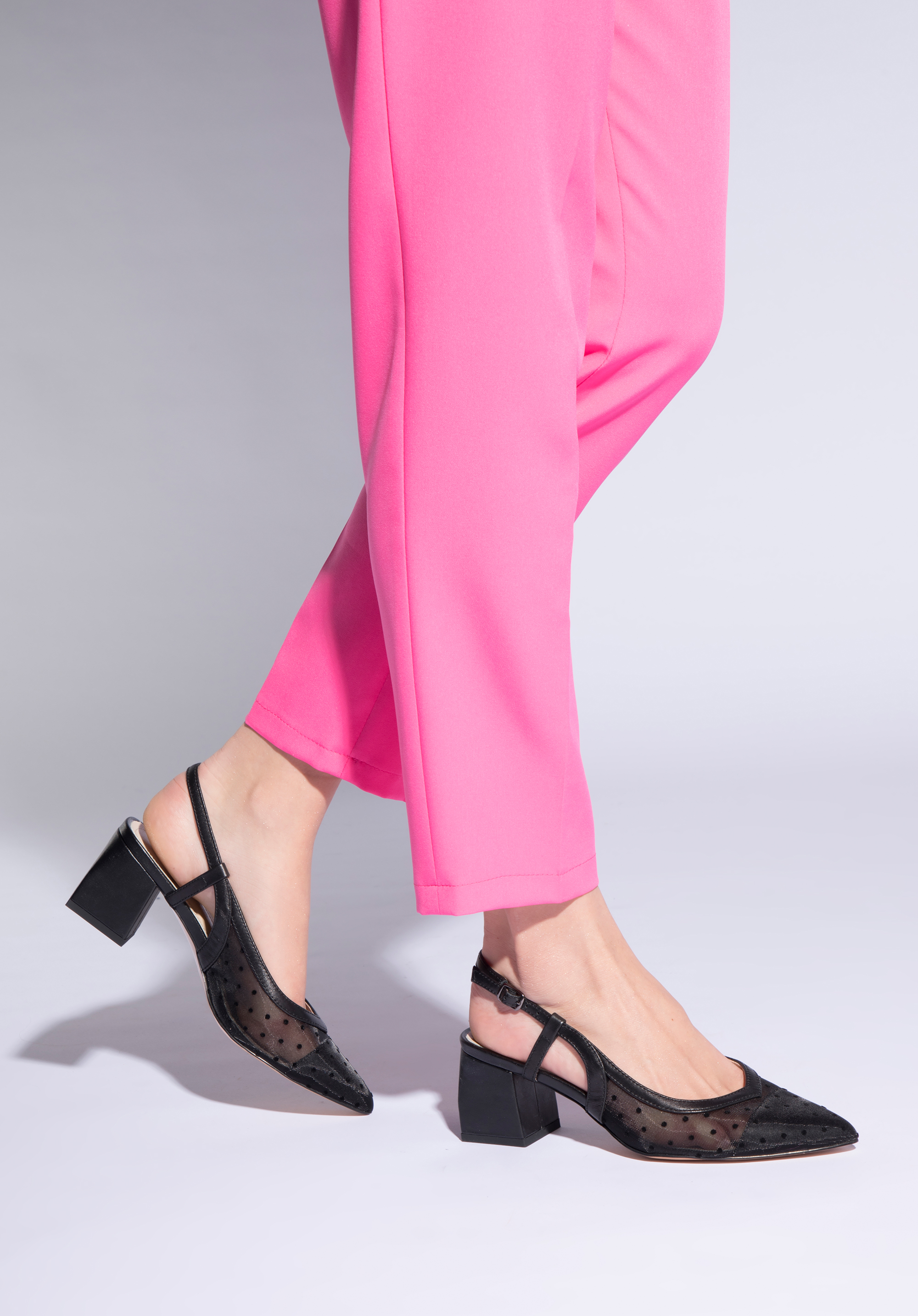 Sandały transparentne w groszki na słupku