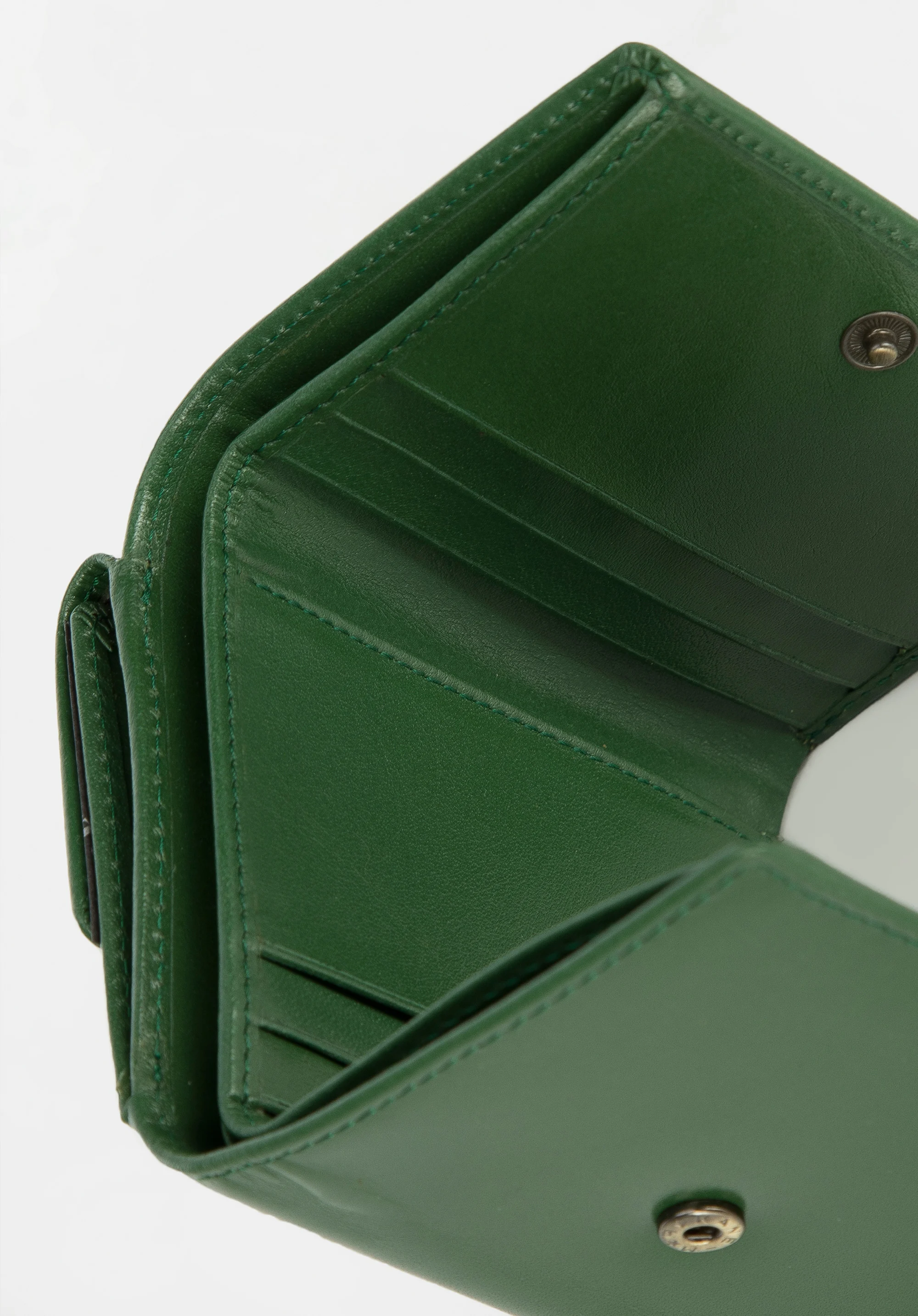 Damski portfel z gładkiej skóry dwustronny na zatrzask