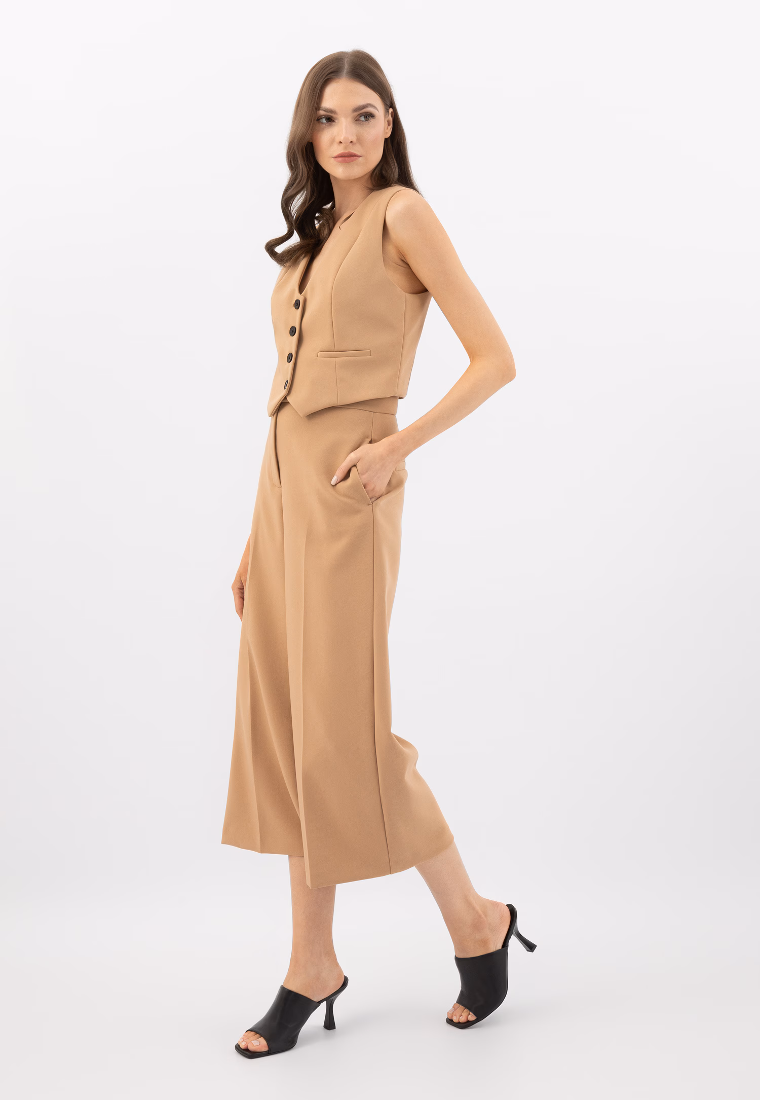 Czarne klapki na obcasie ze skóry licowej