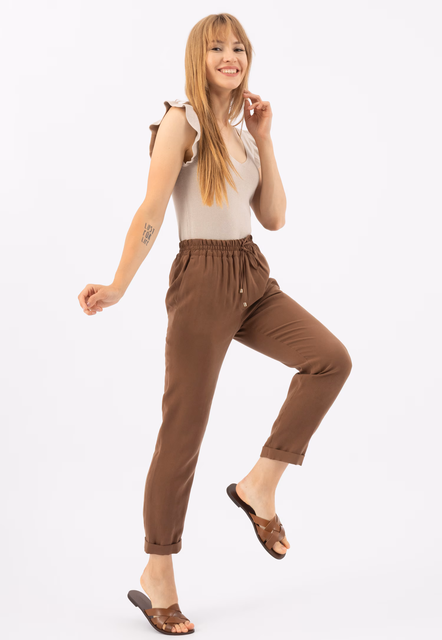 Jasnobrązowe klapki z przeplatanymi paskami