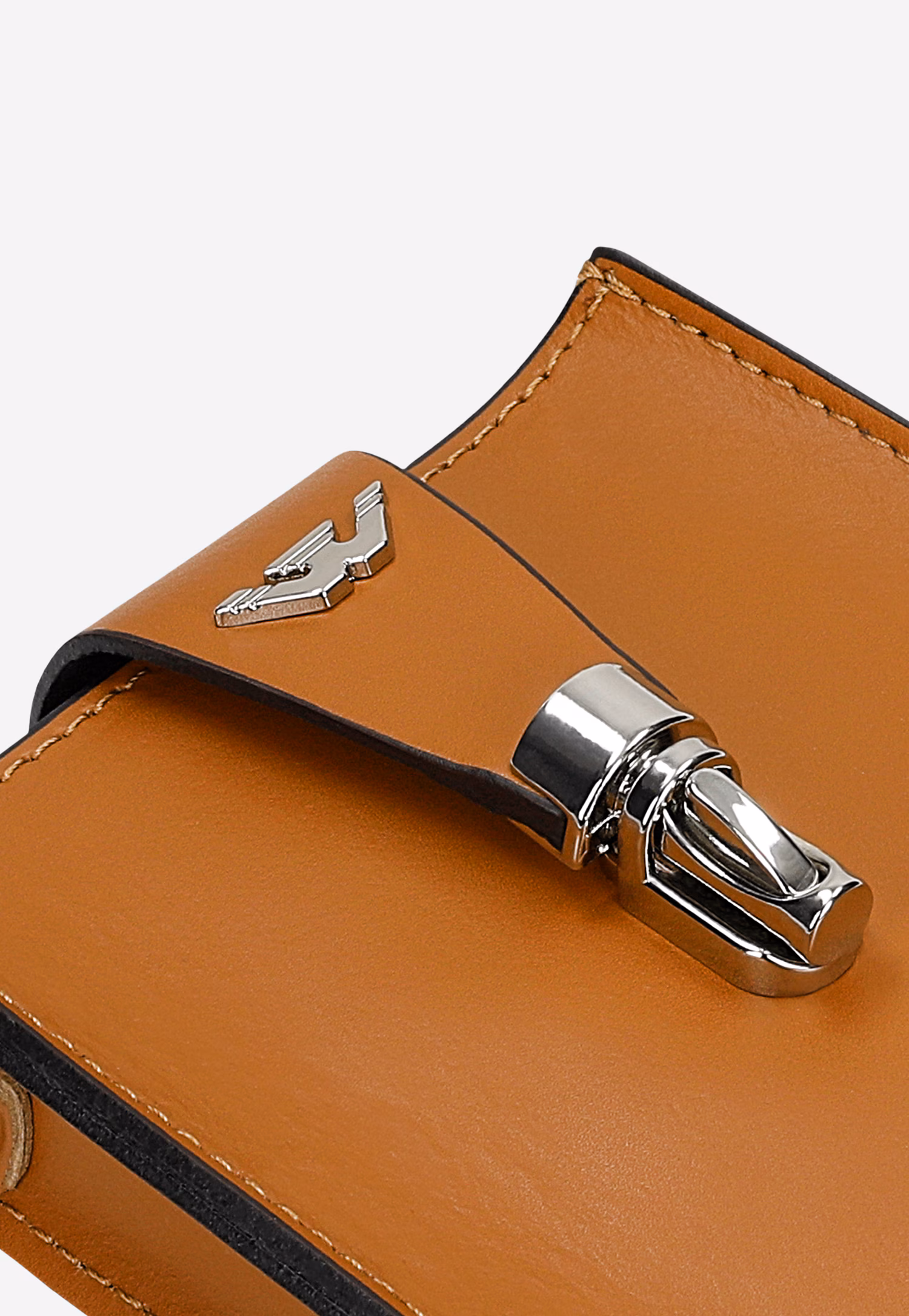 Beżowa torebka na telefon ze srebrnym łańcuchem