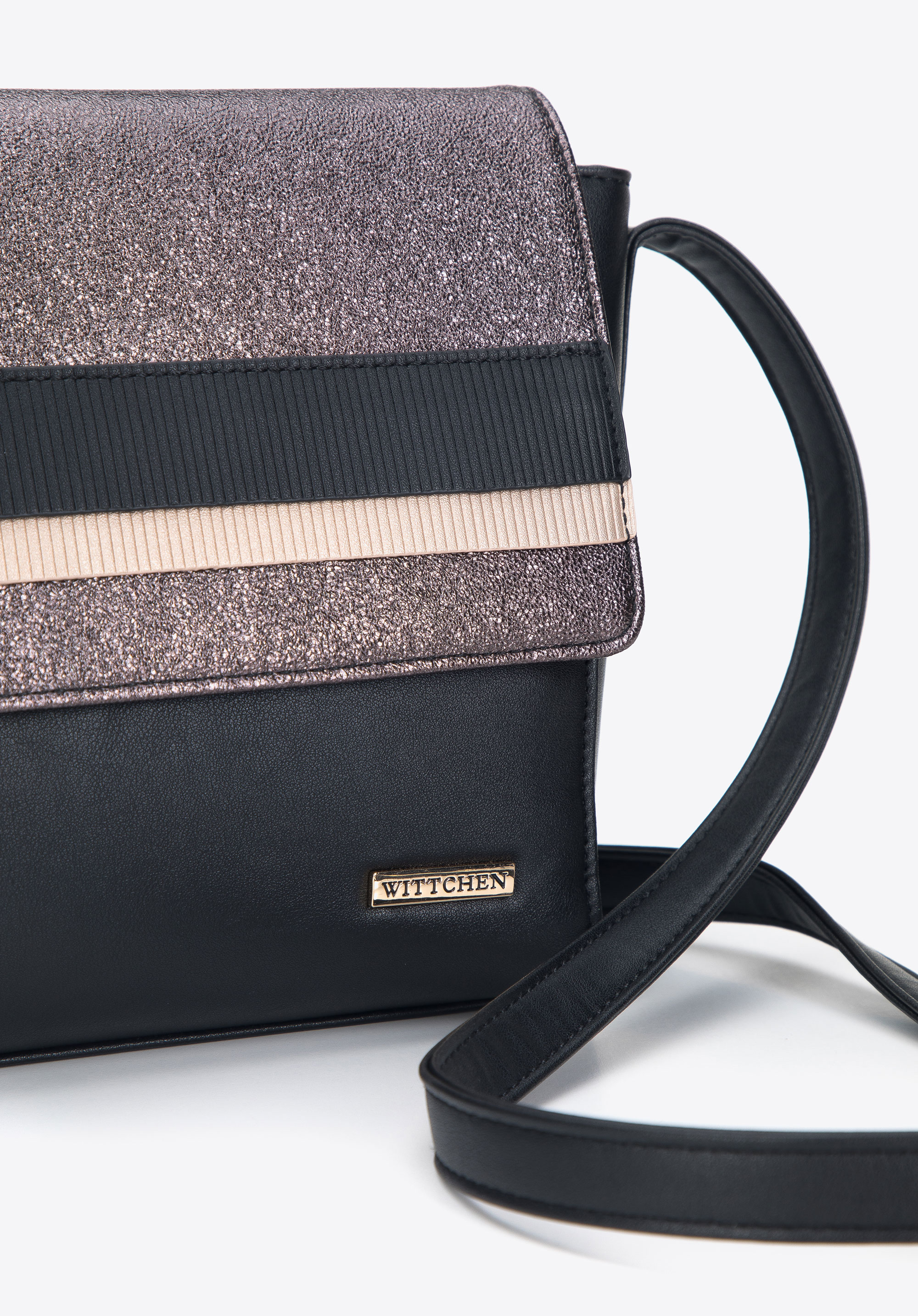 Damska listonoszka z ekoskóry z metaliczną klapą i paskami