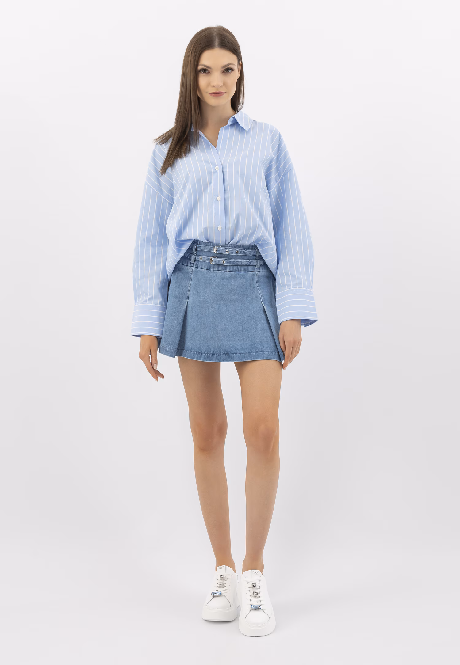 Białe trampki z ozdobnymi kryształkami