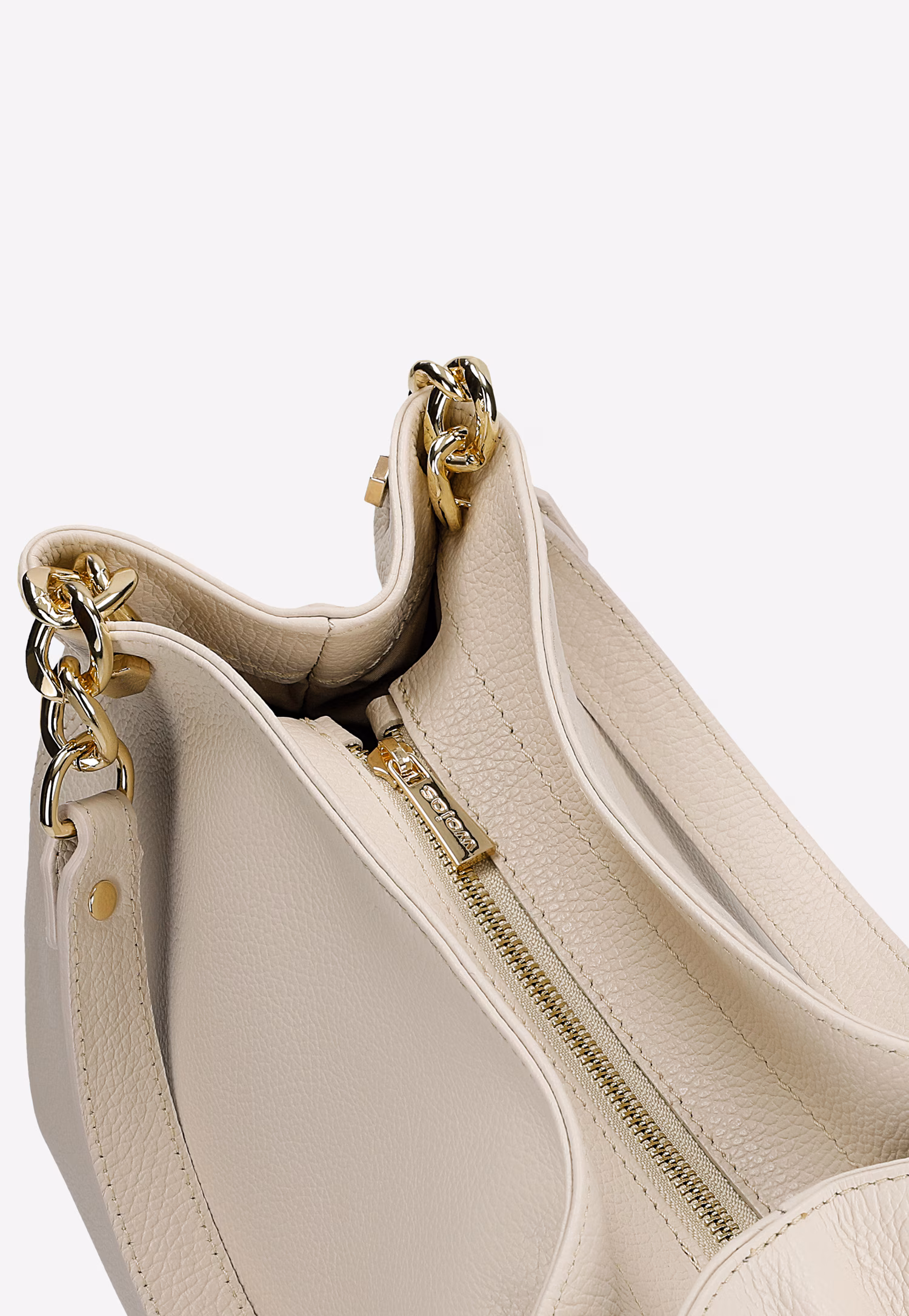 Jasnobeżowa torebka skórzana ze złotymi elementami