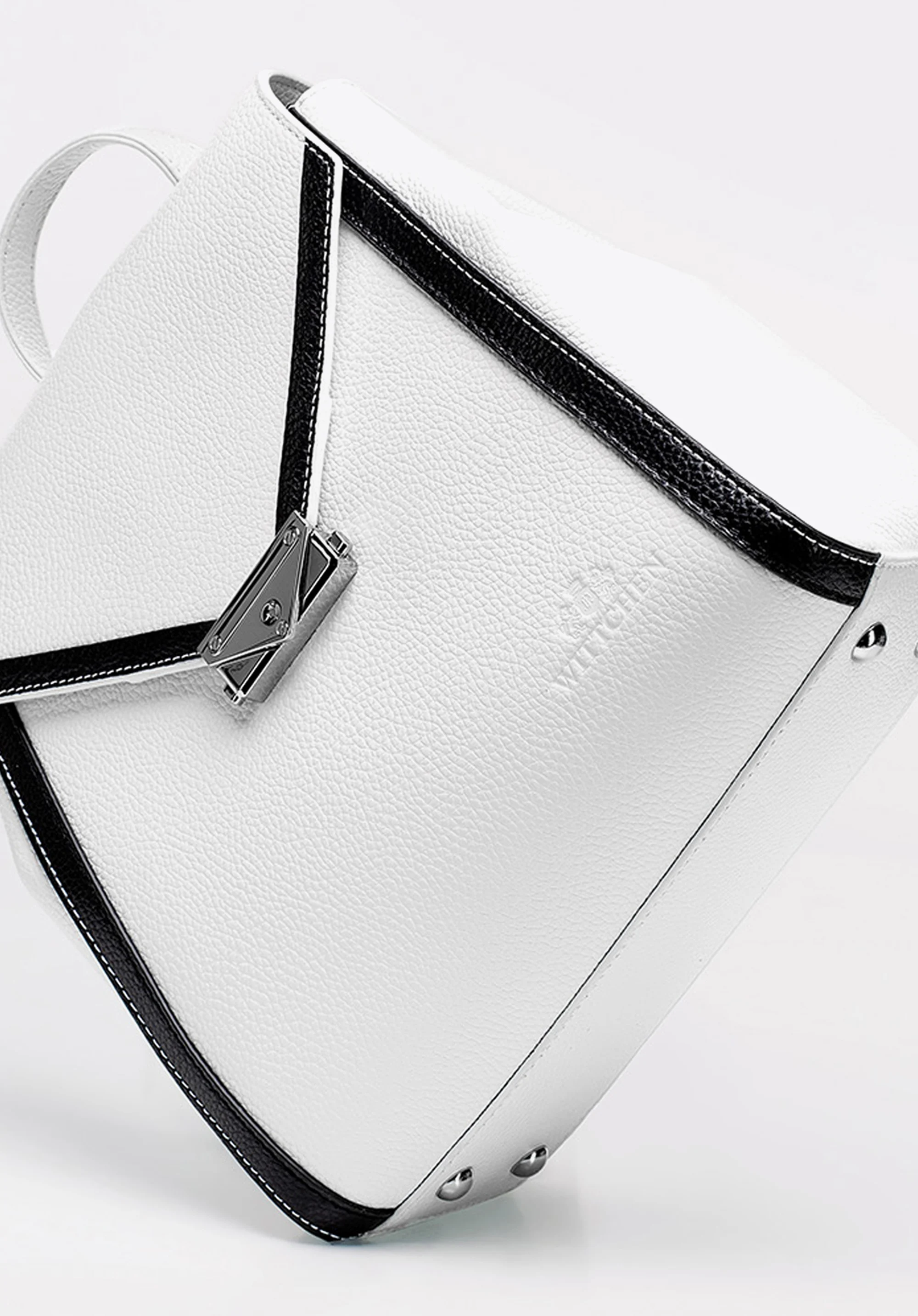 Damski plecak skórzany z kopertową klapą