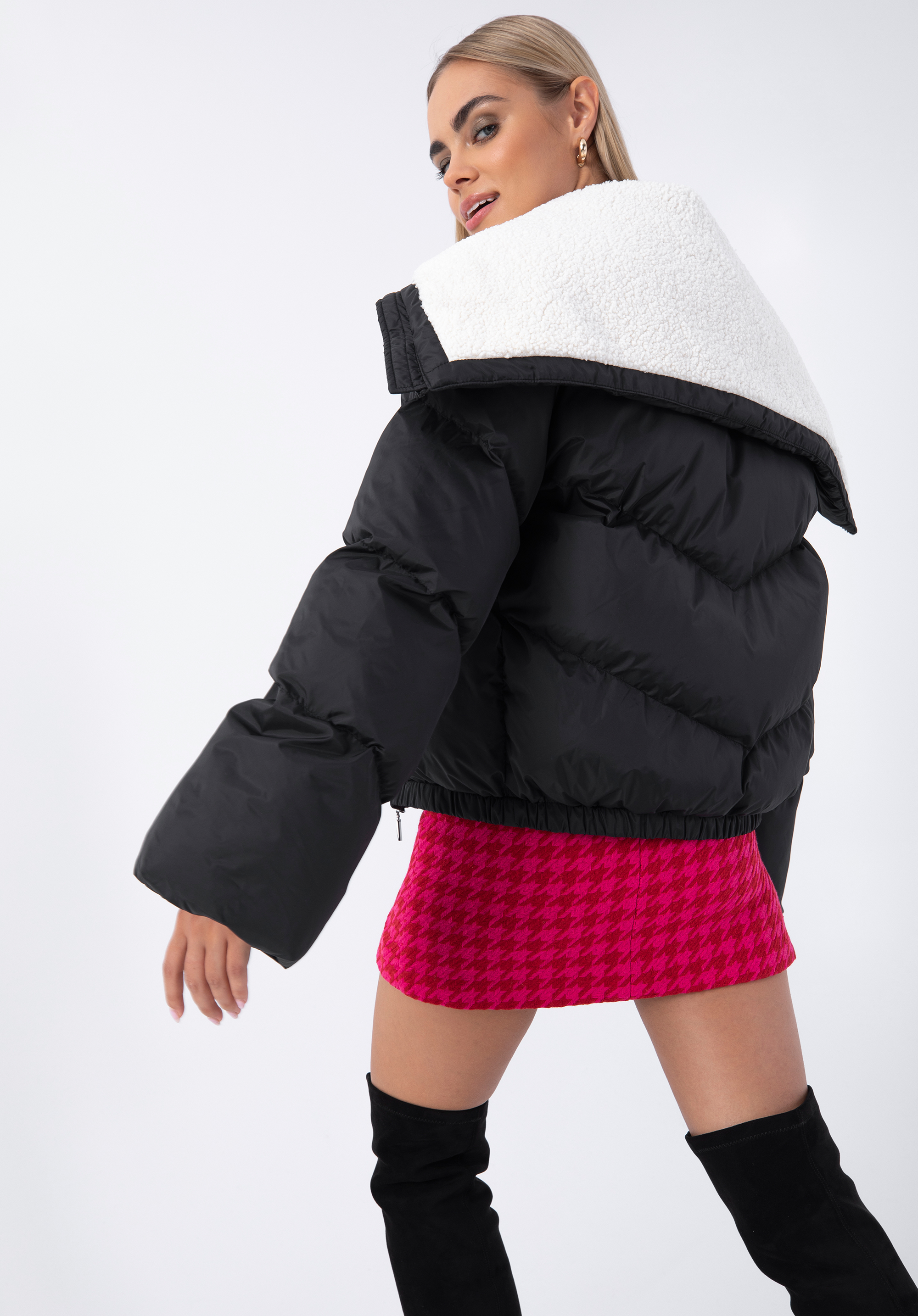 Damska kurtka oversizowa z kołnierzem podszytym sztucznym barankiem