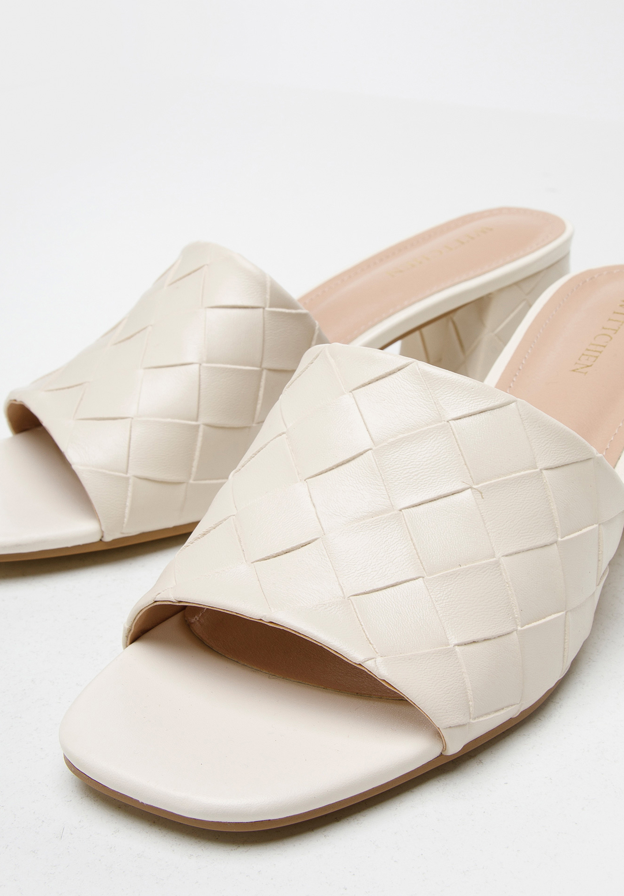 Damskie klapki z plecionej ekoskóry na słupku