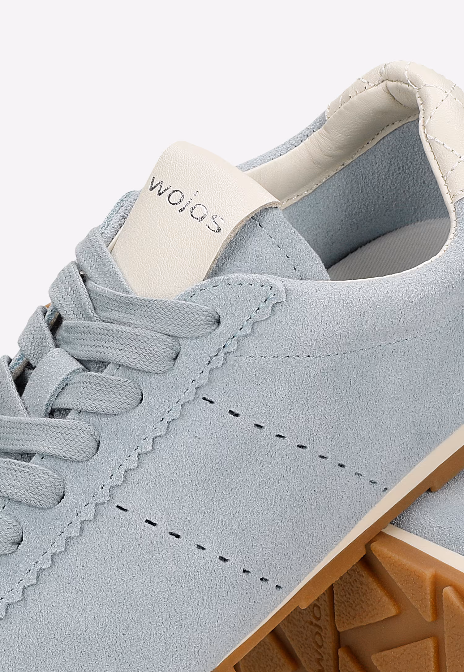 Jasnoniebieskie sneakersy na cienkiej podeszwie