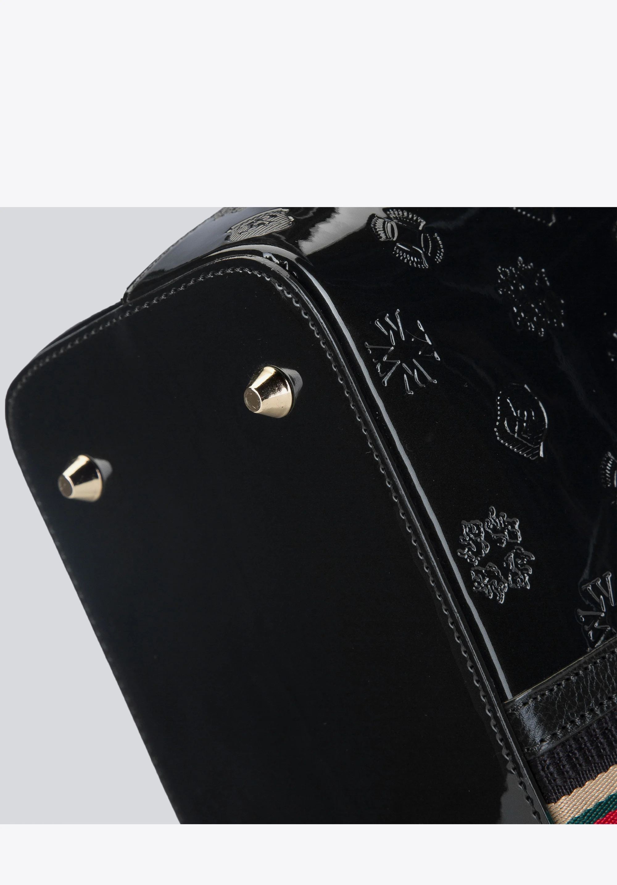 Kuferek z lakierowanej skóry z monogramem i tasiemką