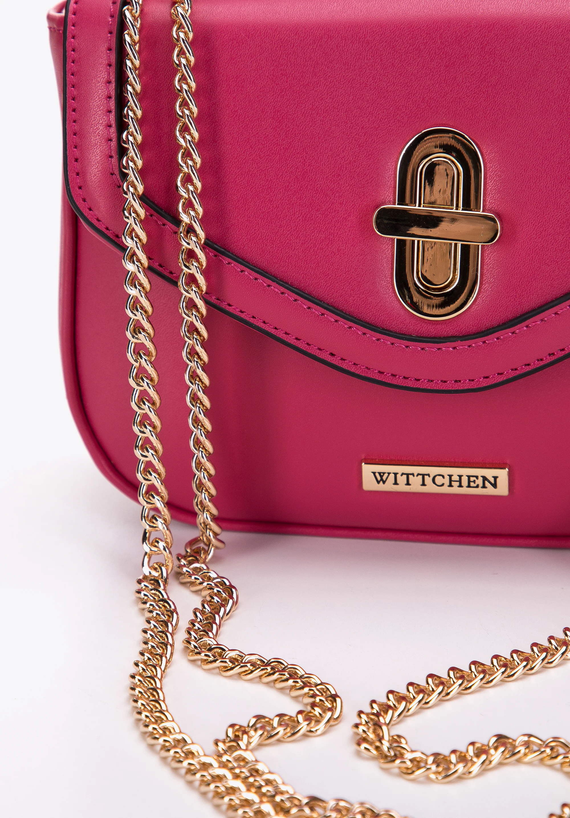 Damska listonoszka z obszytą klapą na łańcuszku mała