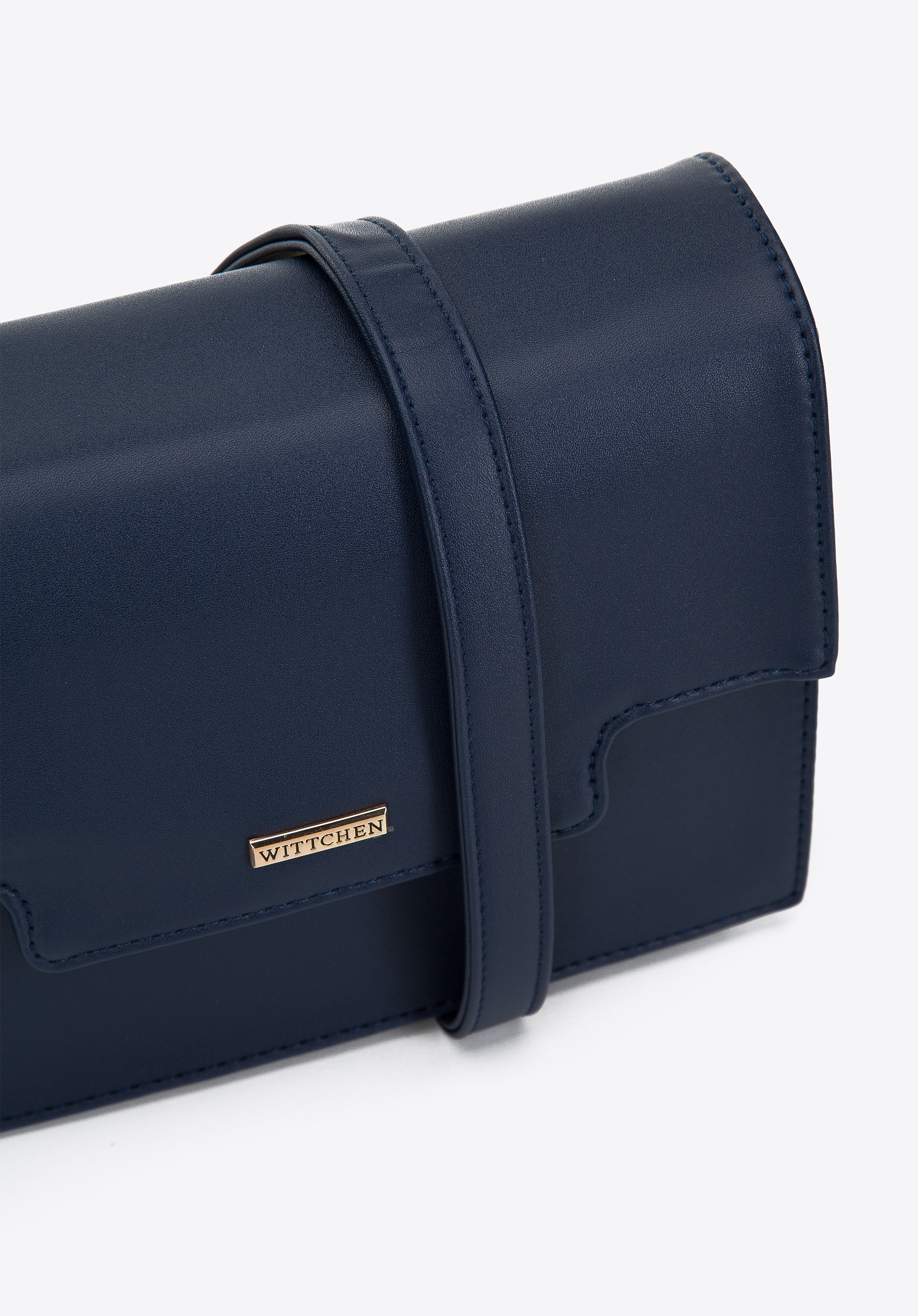 Damska listonoszka z ekoskóry z wyciętą klapą