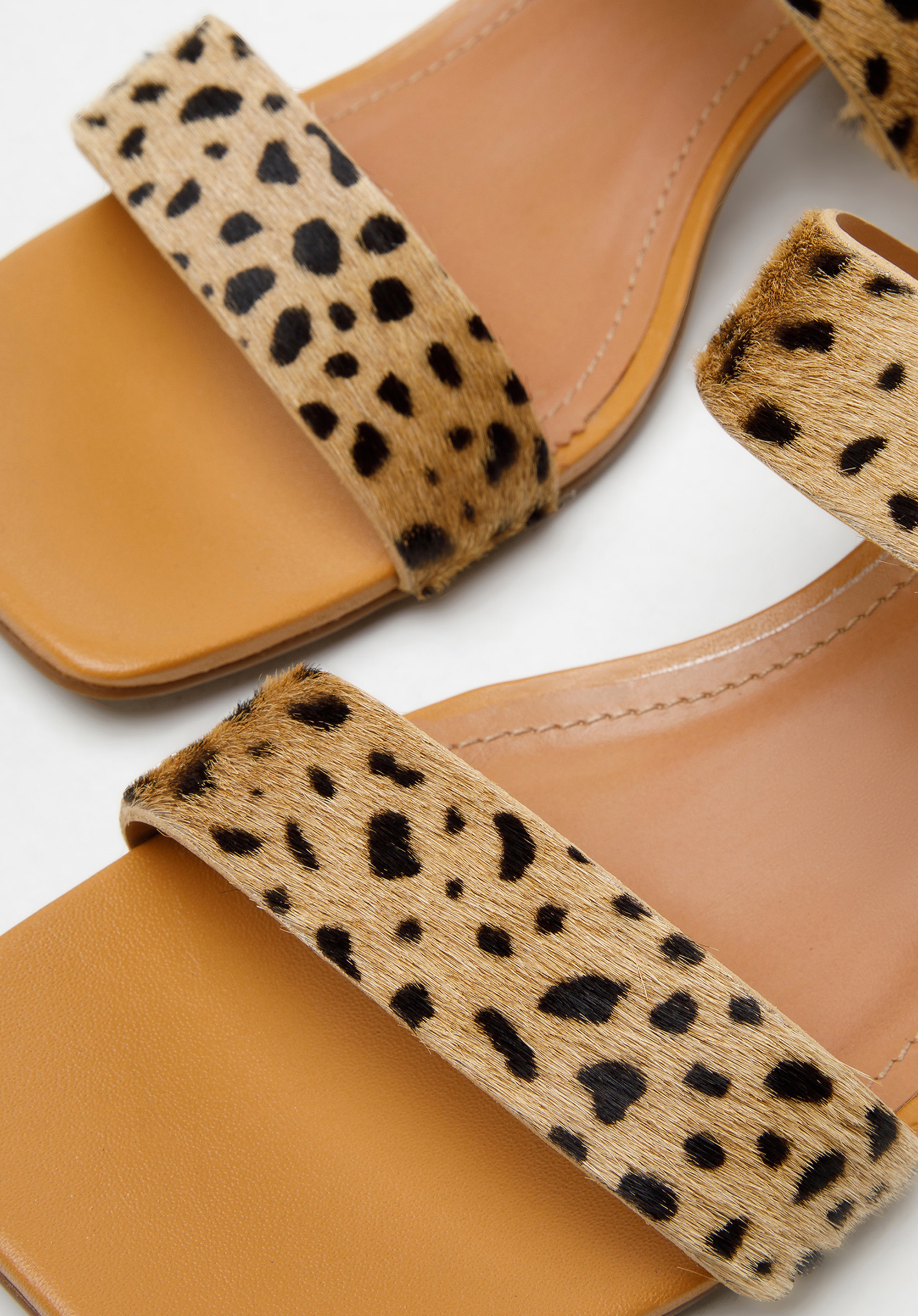 Damskie klapki skórzane z cienkimi paskami