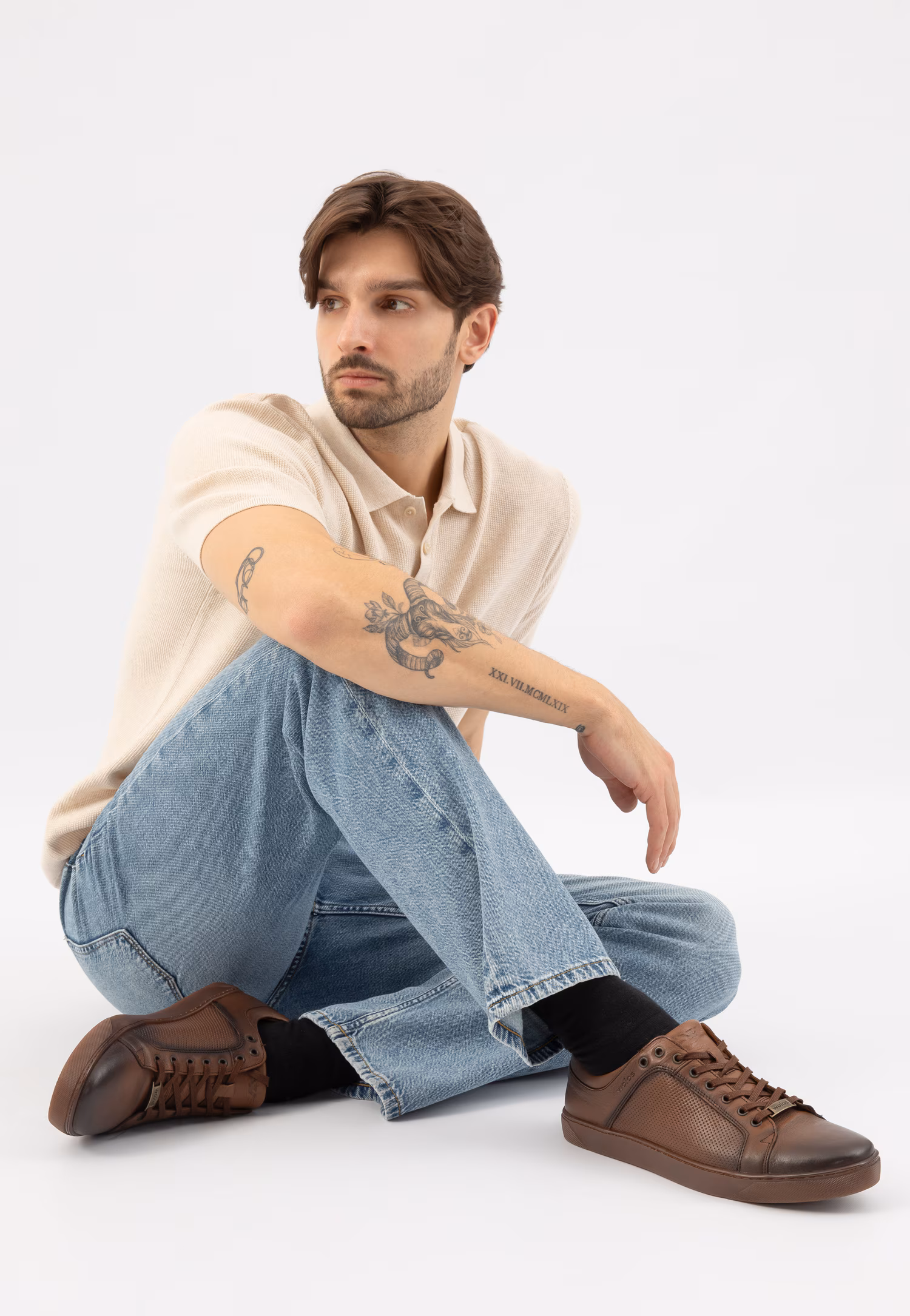 Brązowe trampki męskie z ciekawym tłoczeniem