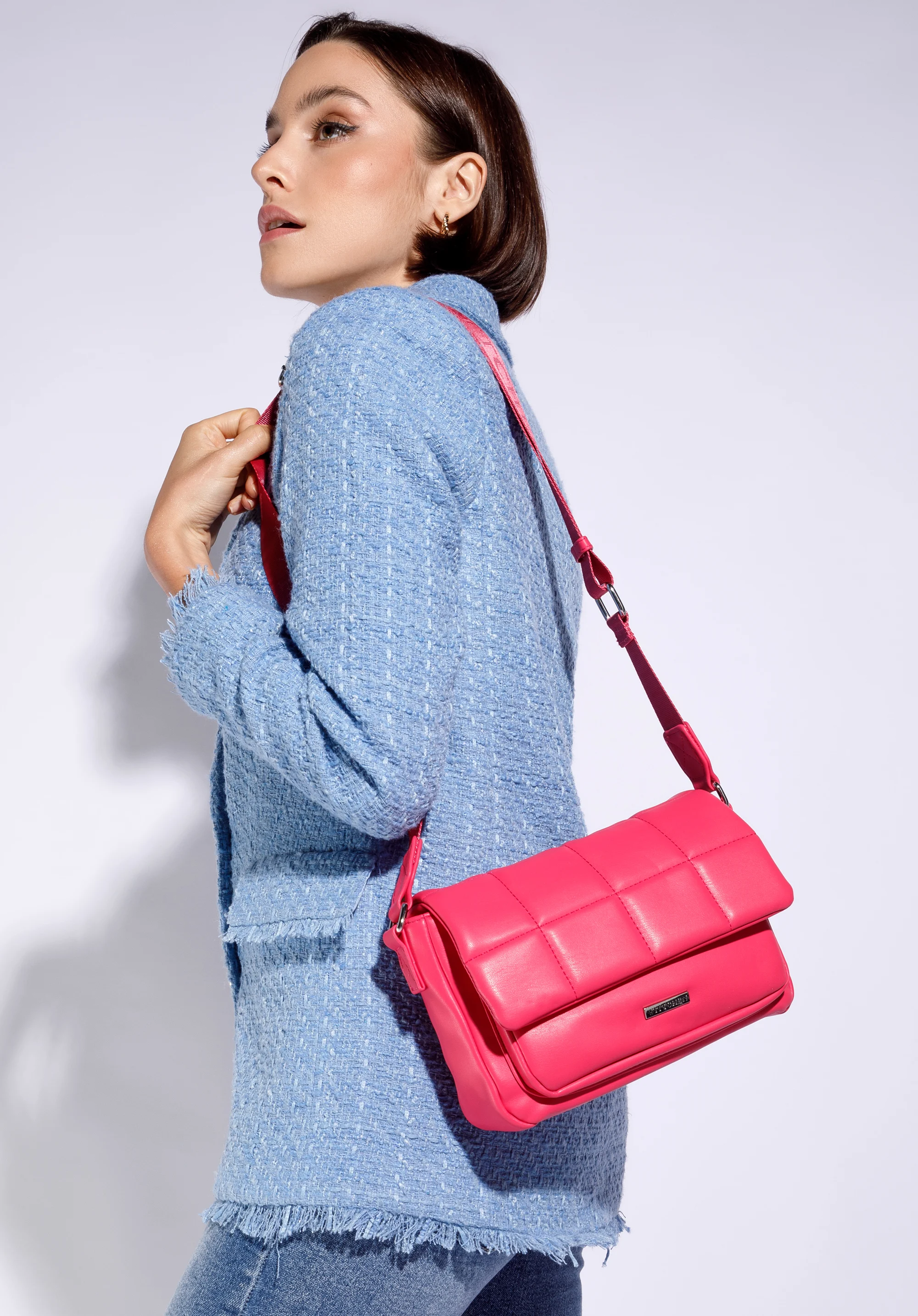 Damska listonoszka z miękkiej ekoskóry z pikowaną klapą mała