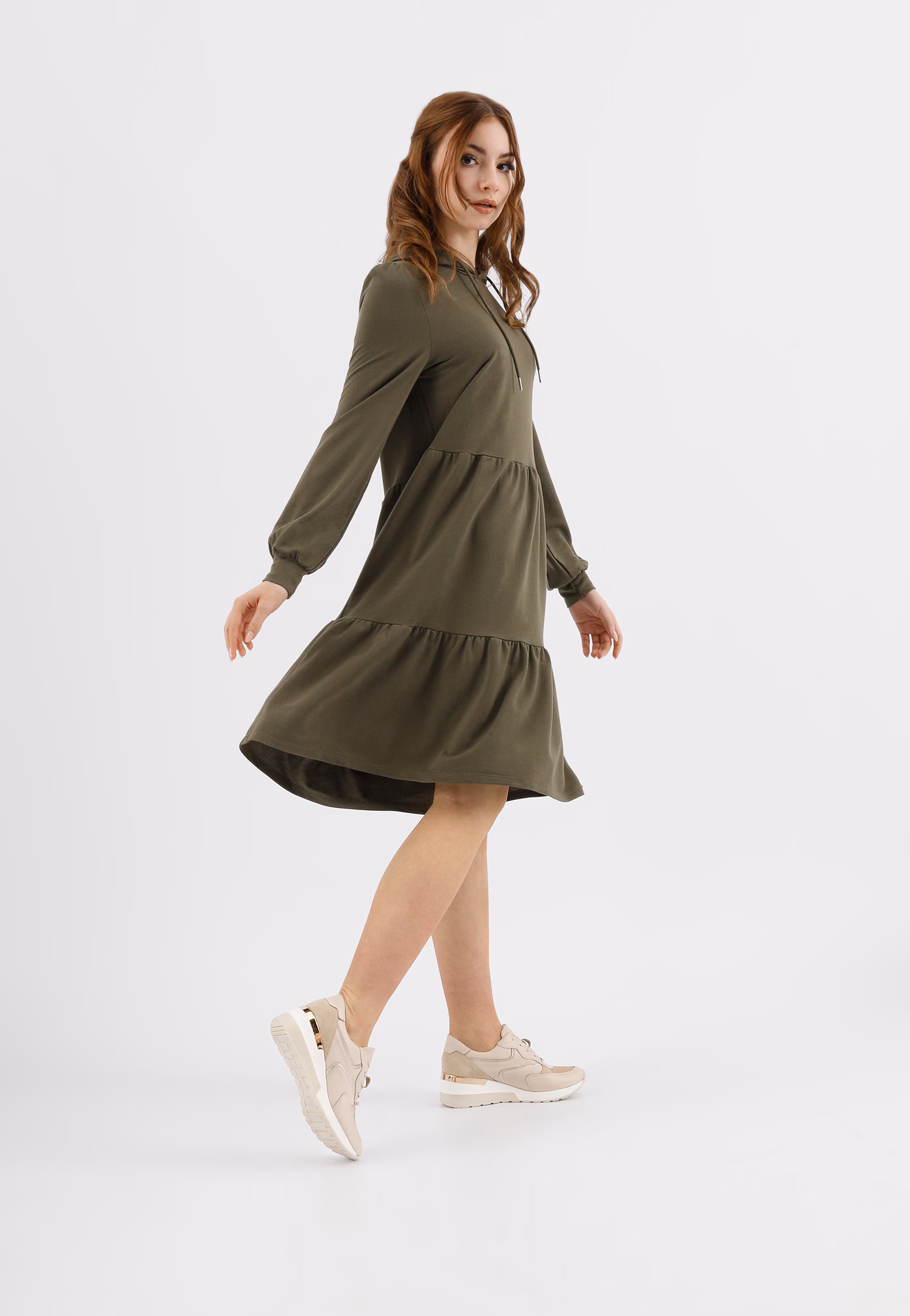 Beżowe sneakersy damskie ze złotymi elementami