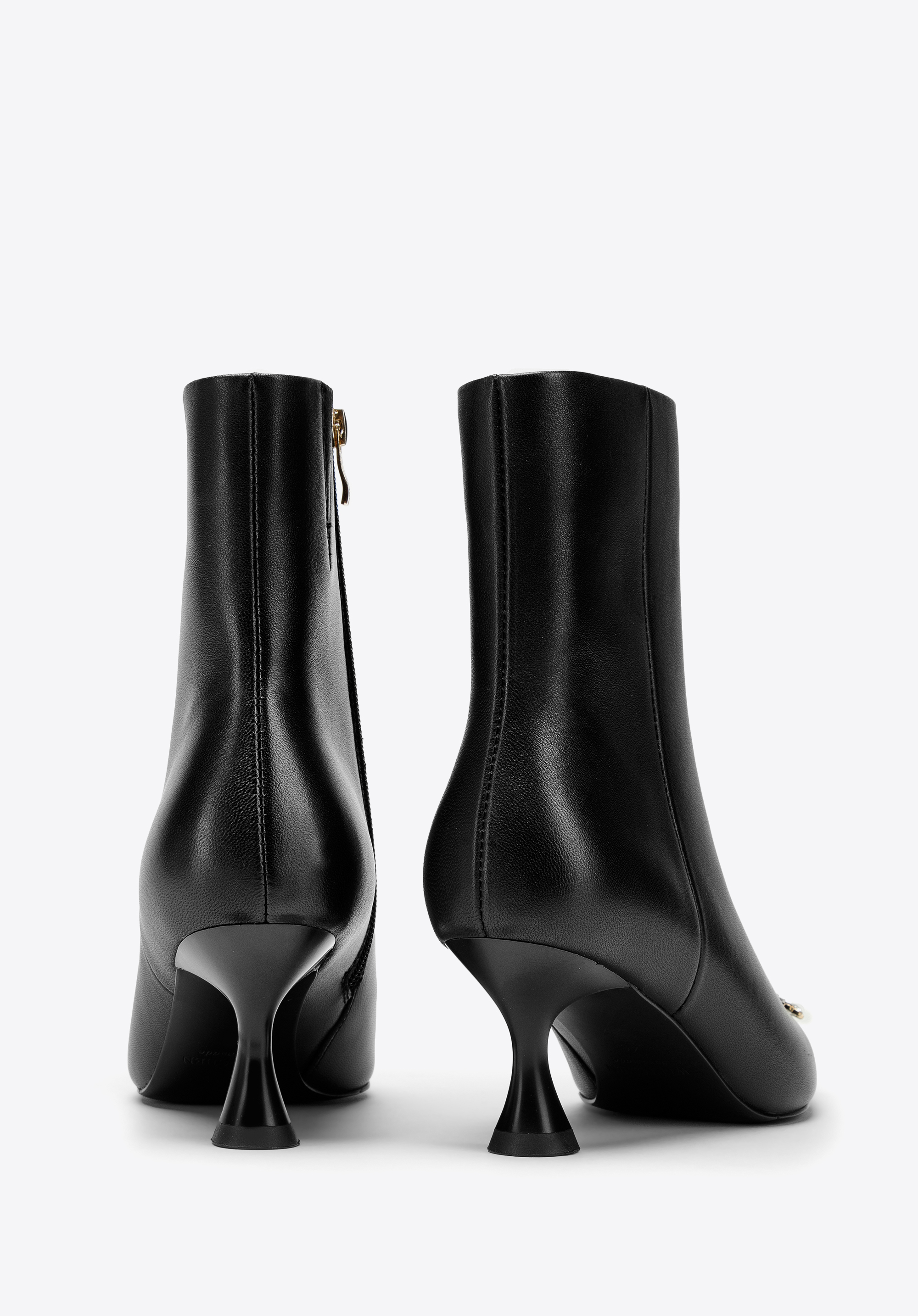 Botki skórzane z okrągłą klamrą na szpilce