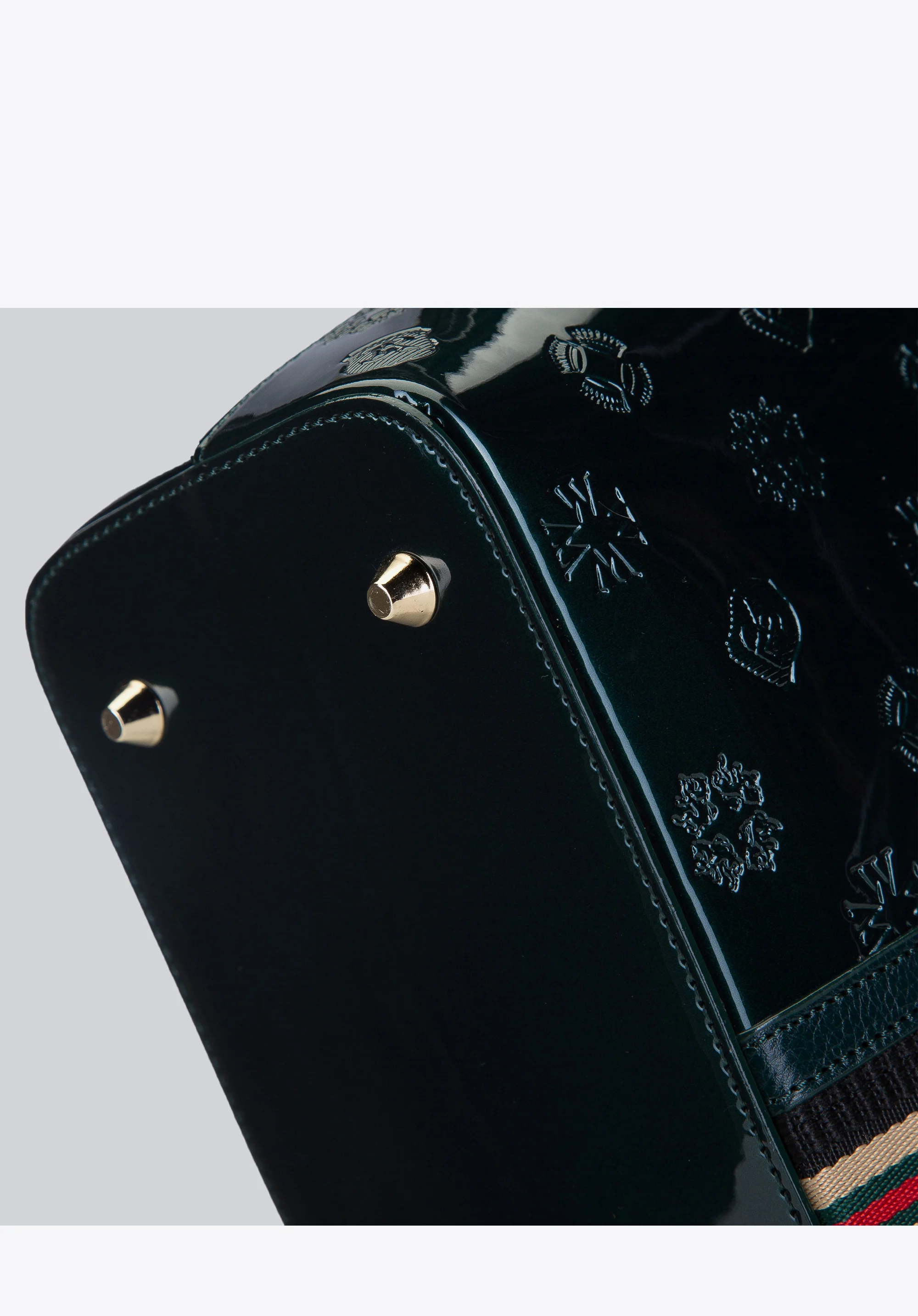 Kuferek z lakierowanej skóry z monogramem i tasiemką