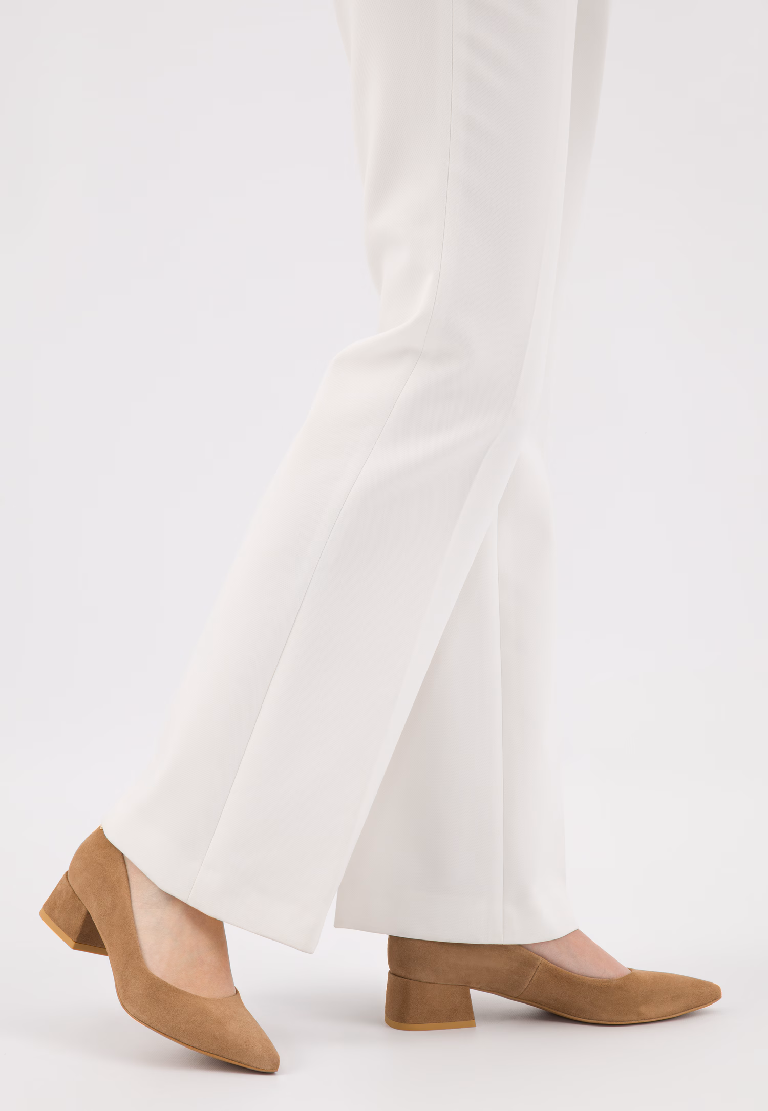 Beżowe czółenka damskie na niskim obcasie typu klocek