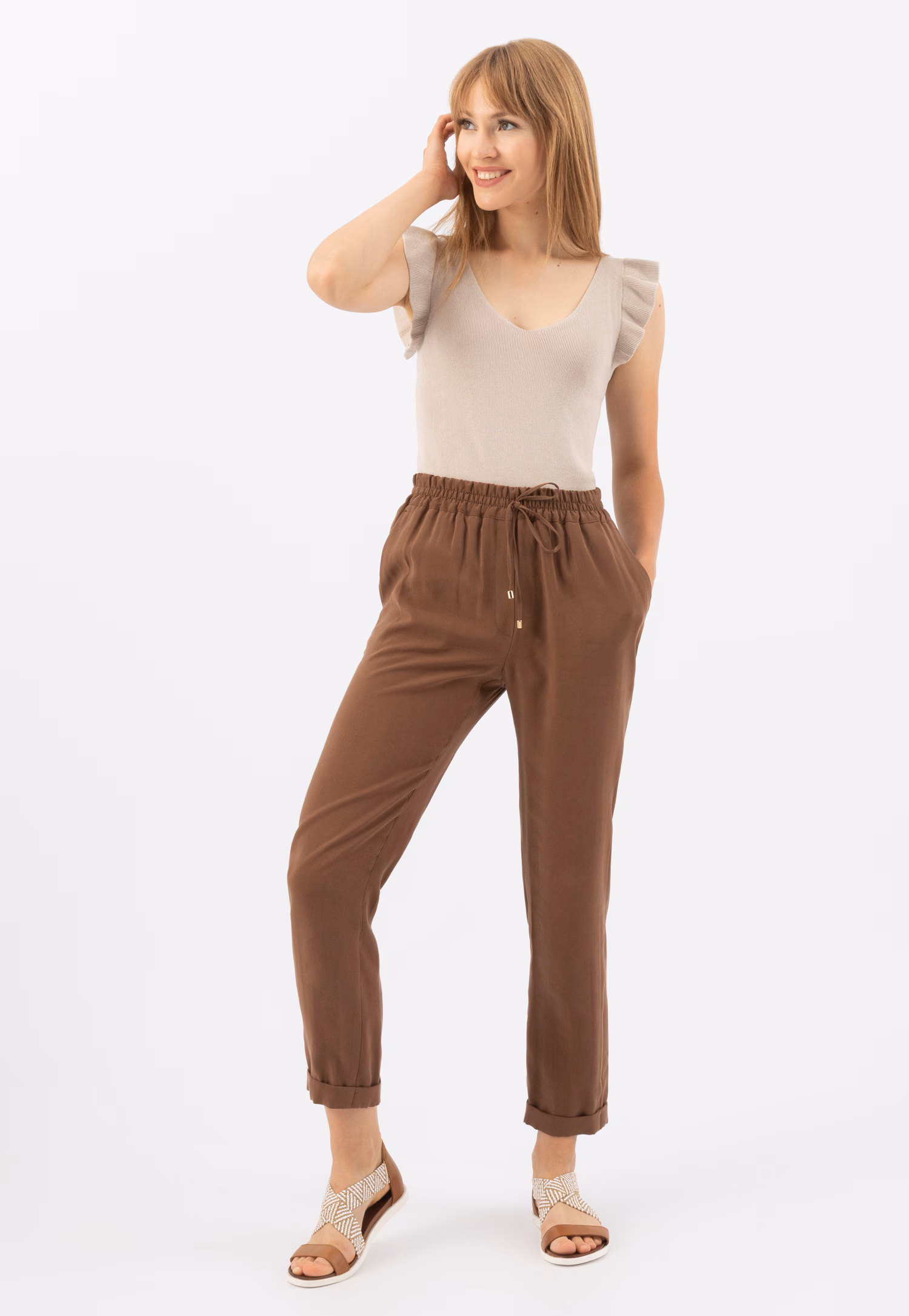 Jasnobrązowe sandały damskie z plecionymi paskami