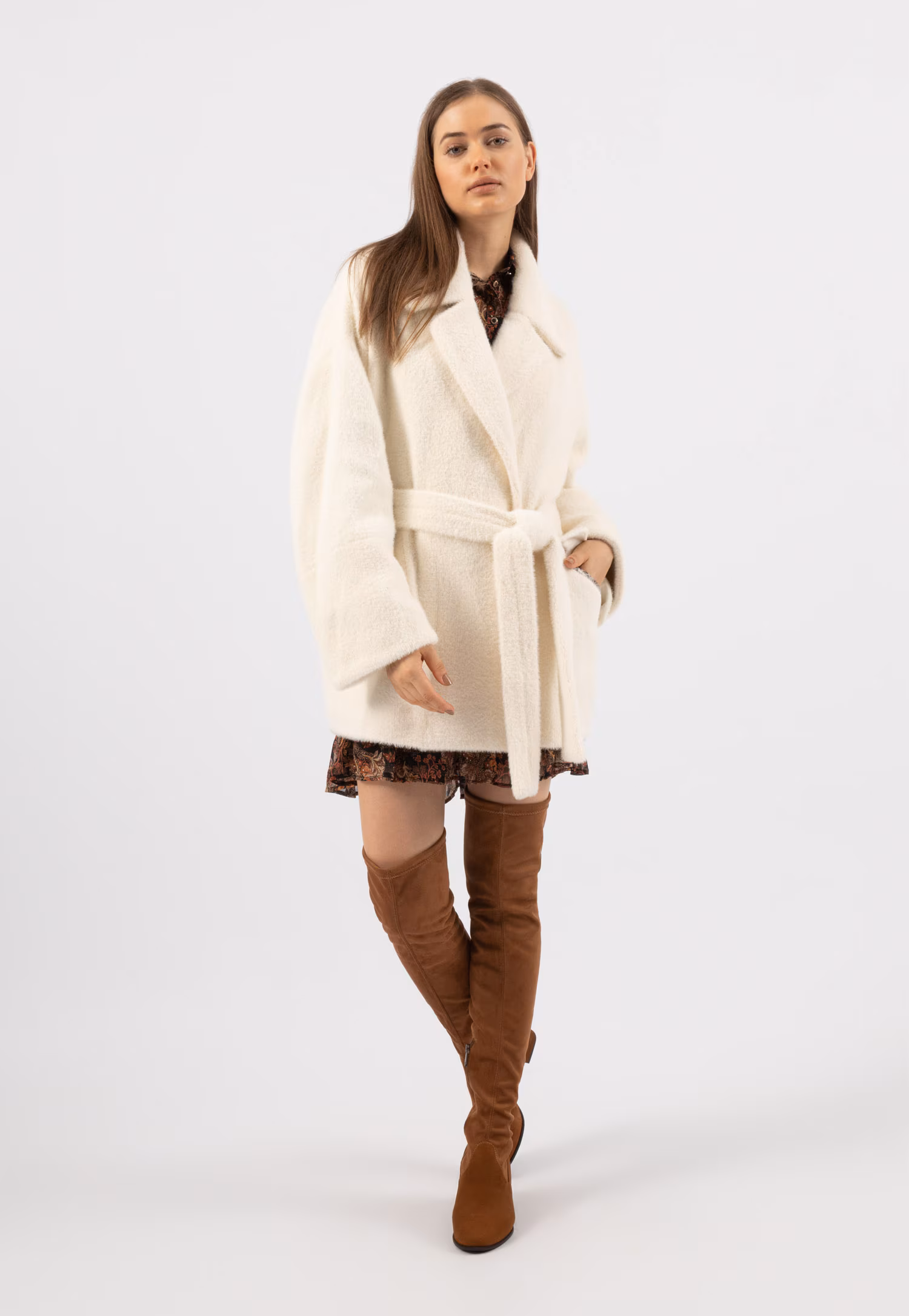 RELAKS krótki puchaty płaszcz damski w kolorze ecru