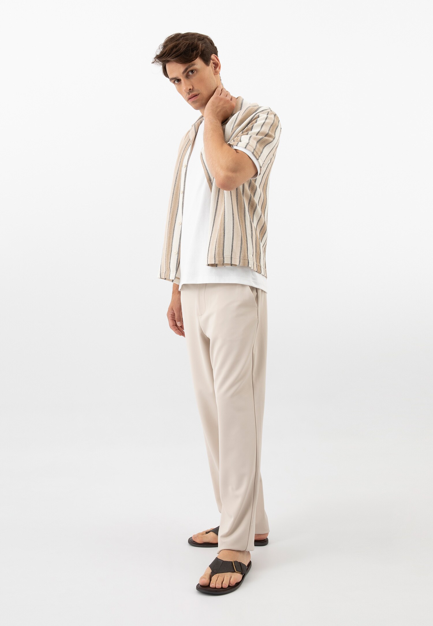 Czarne klapki męskie typu japonki ze skóry licowej