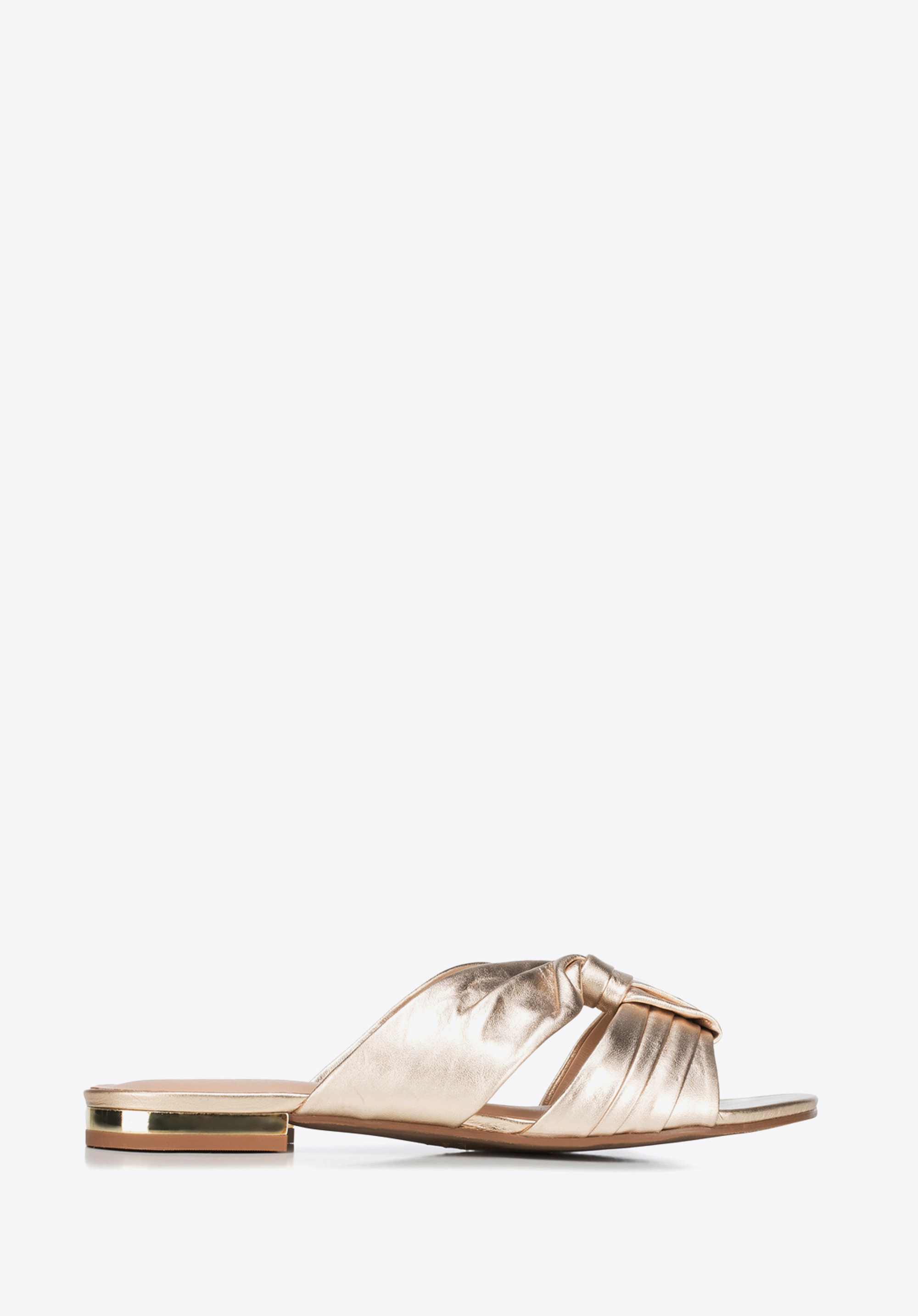 Damskie klapki z marszczonej skóry