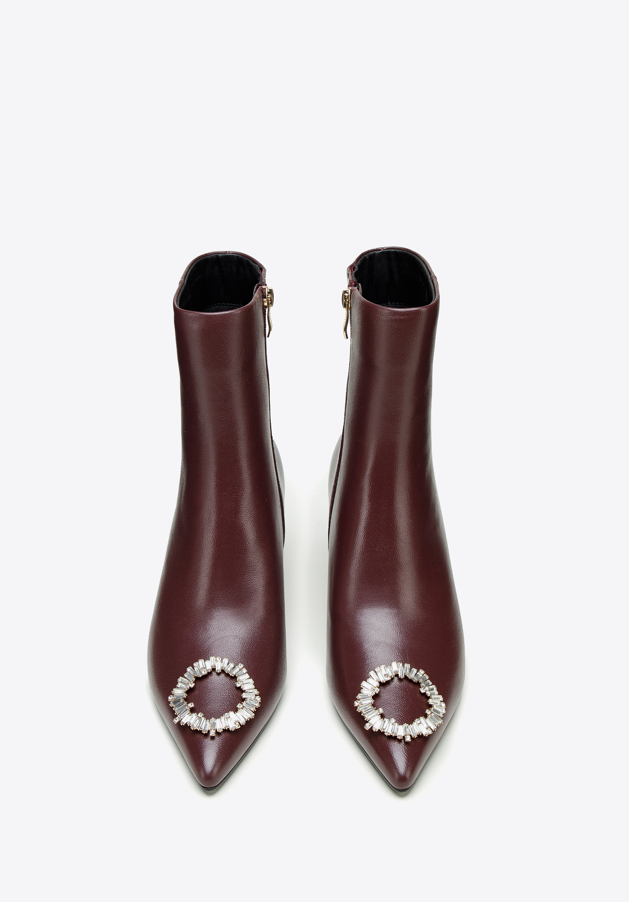 Botki skórzane z okrągłą klamrą na szpilce