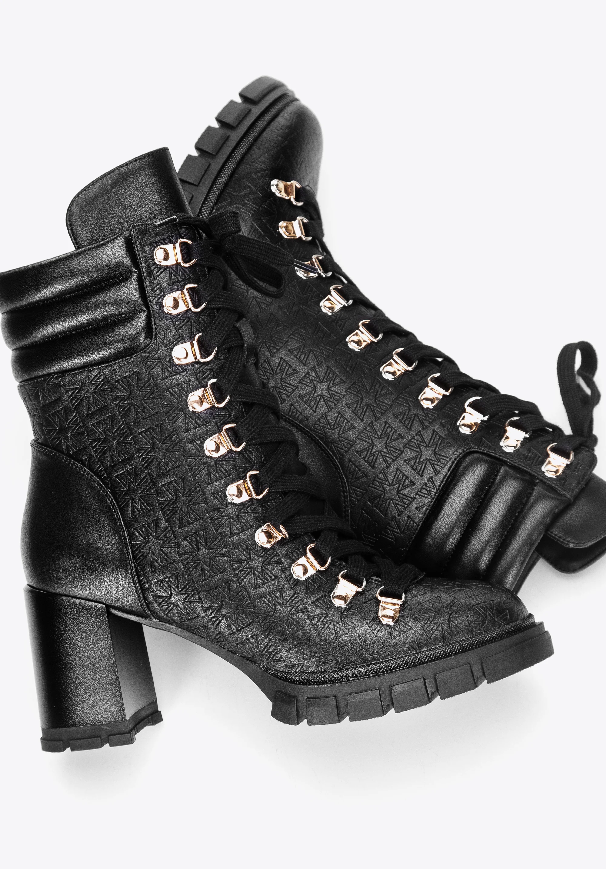 Botki ze skóry tłoczonej w monogram na słupku