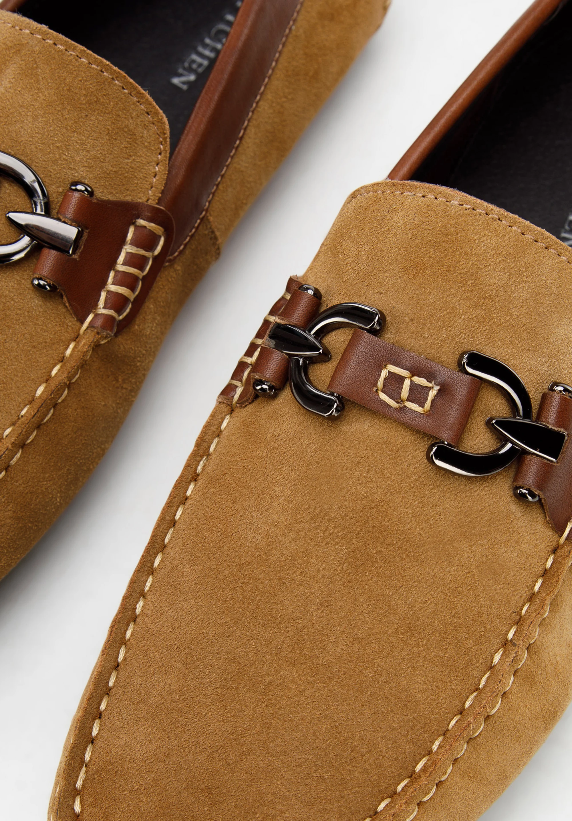 Męskie mokasyny zamszowe z ozdobną klamerką