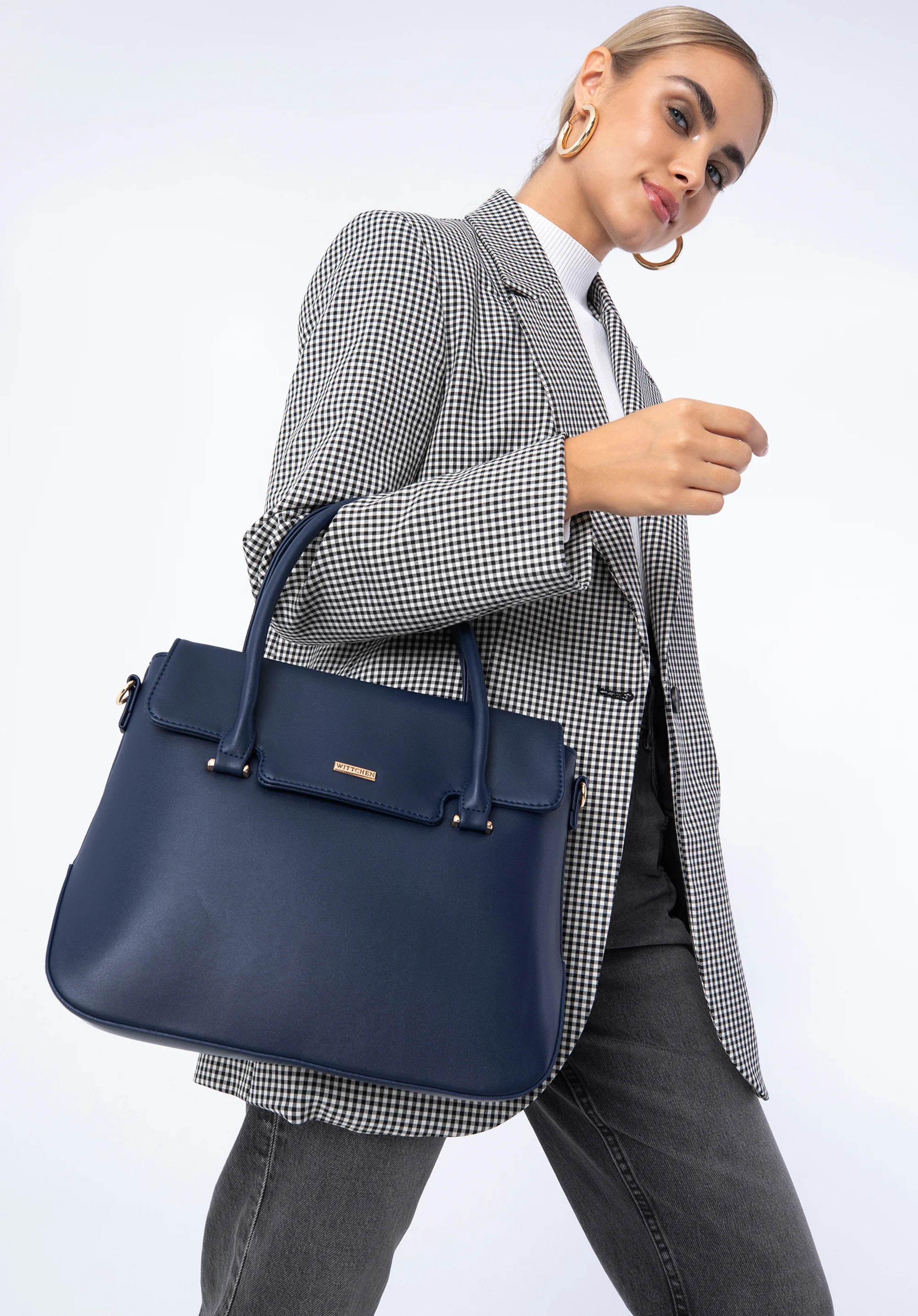 Torebka kuferek z ekoskóry z wyciętą klapą