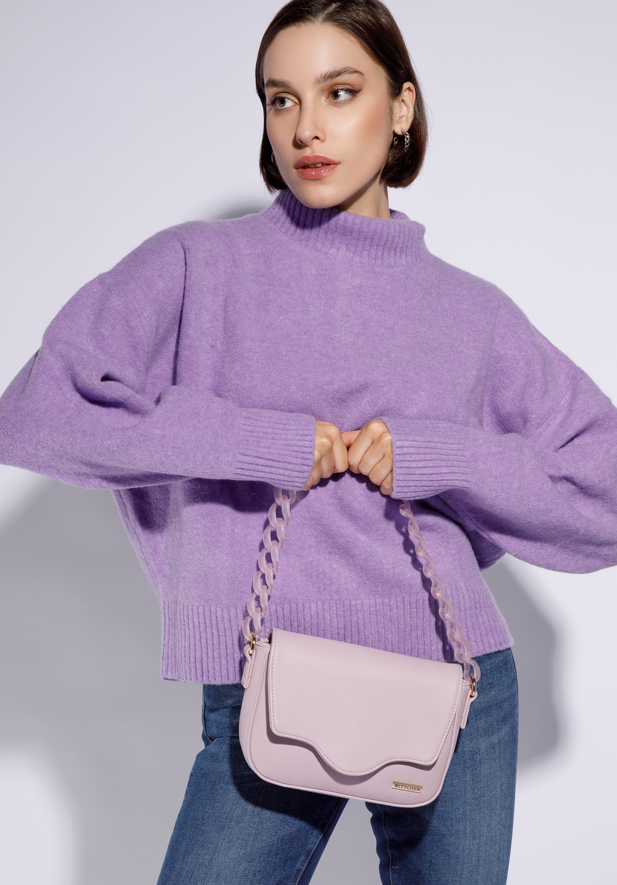 Damska torebka z łańcuszkiem z tworzywa