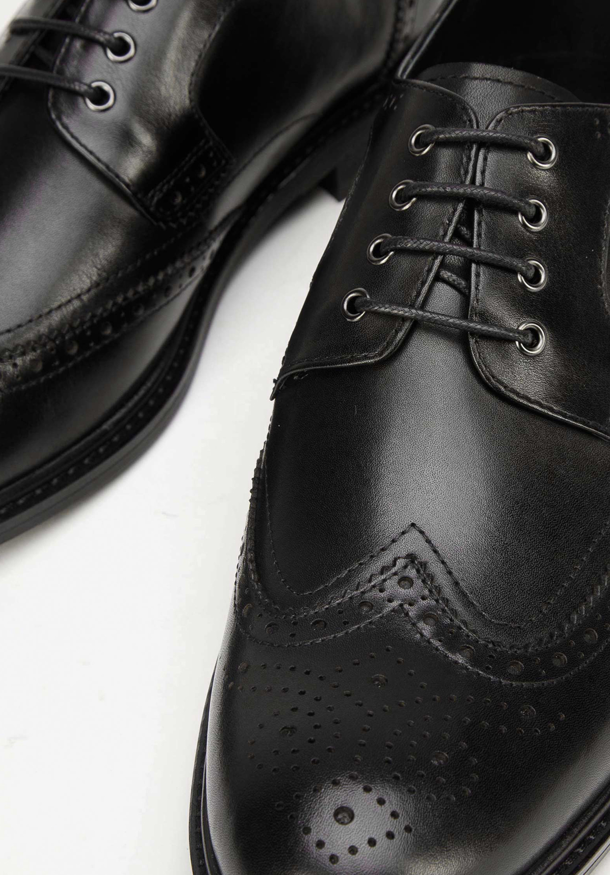 Męskie brogsy ze skóry licowej z perforacjami