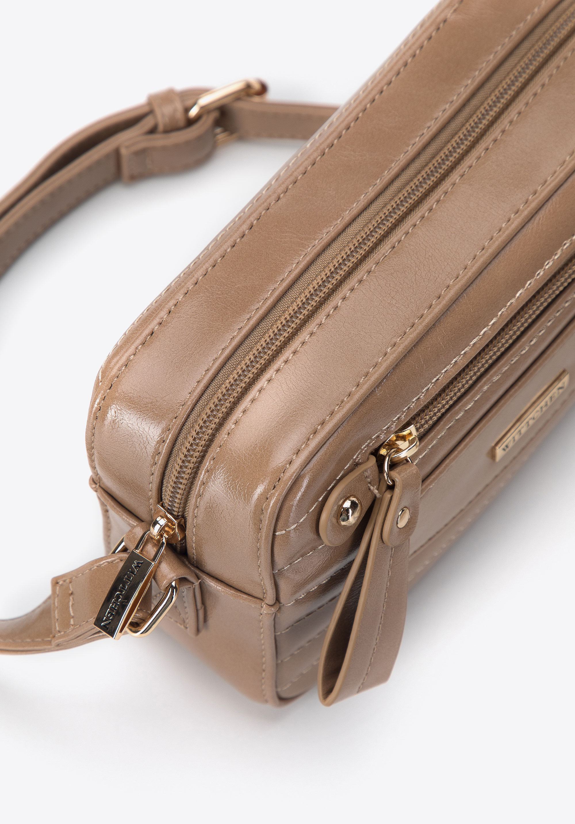 Damska listonoszka z błyszczącej ekoskóry pikowana