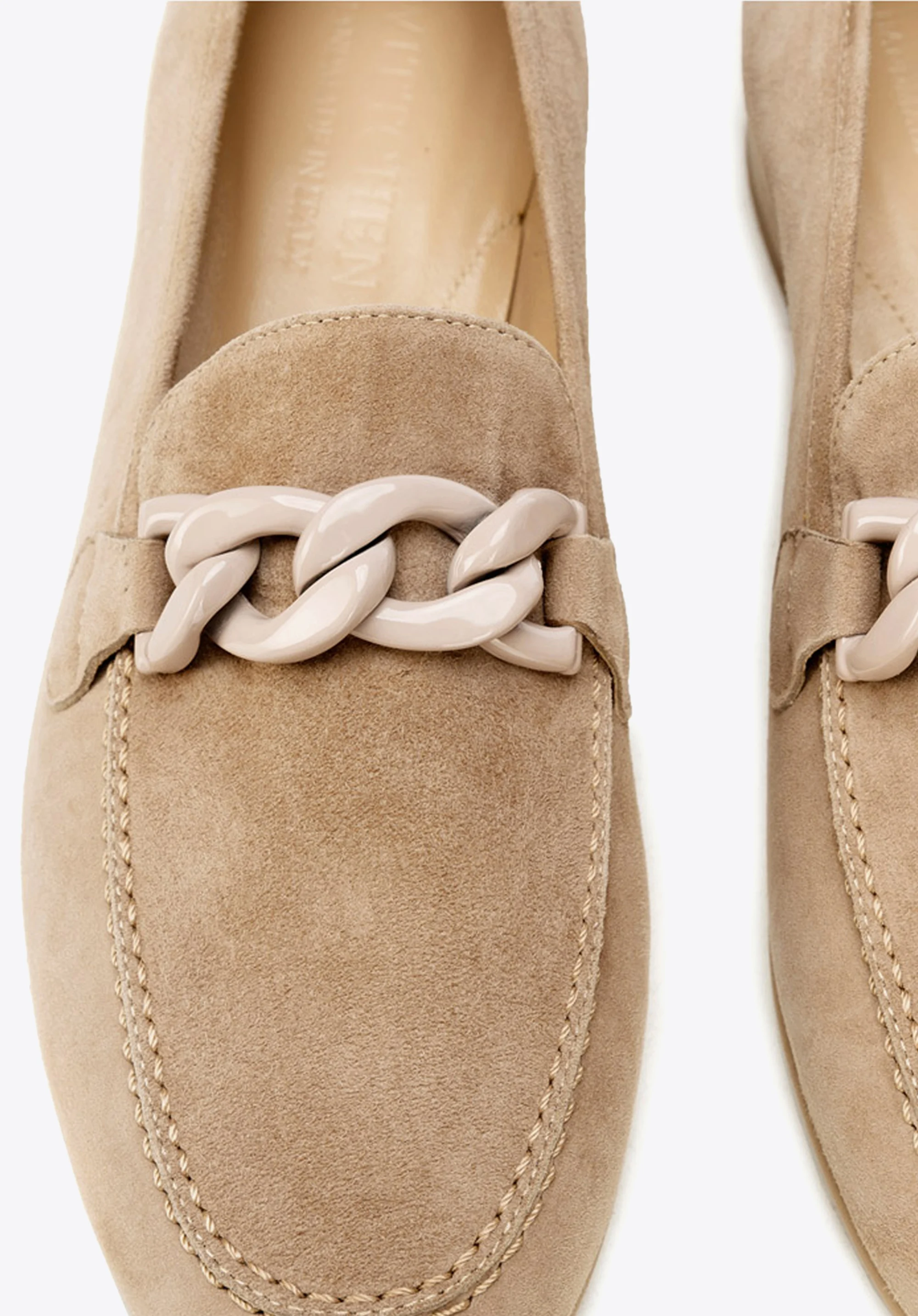 Damskie mokasyny zamszowe z łańcuchem