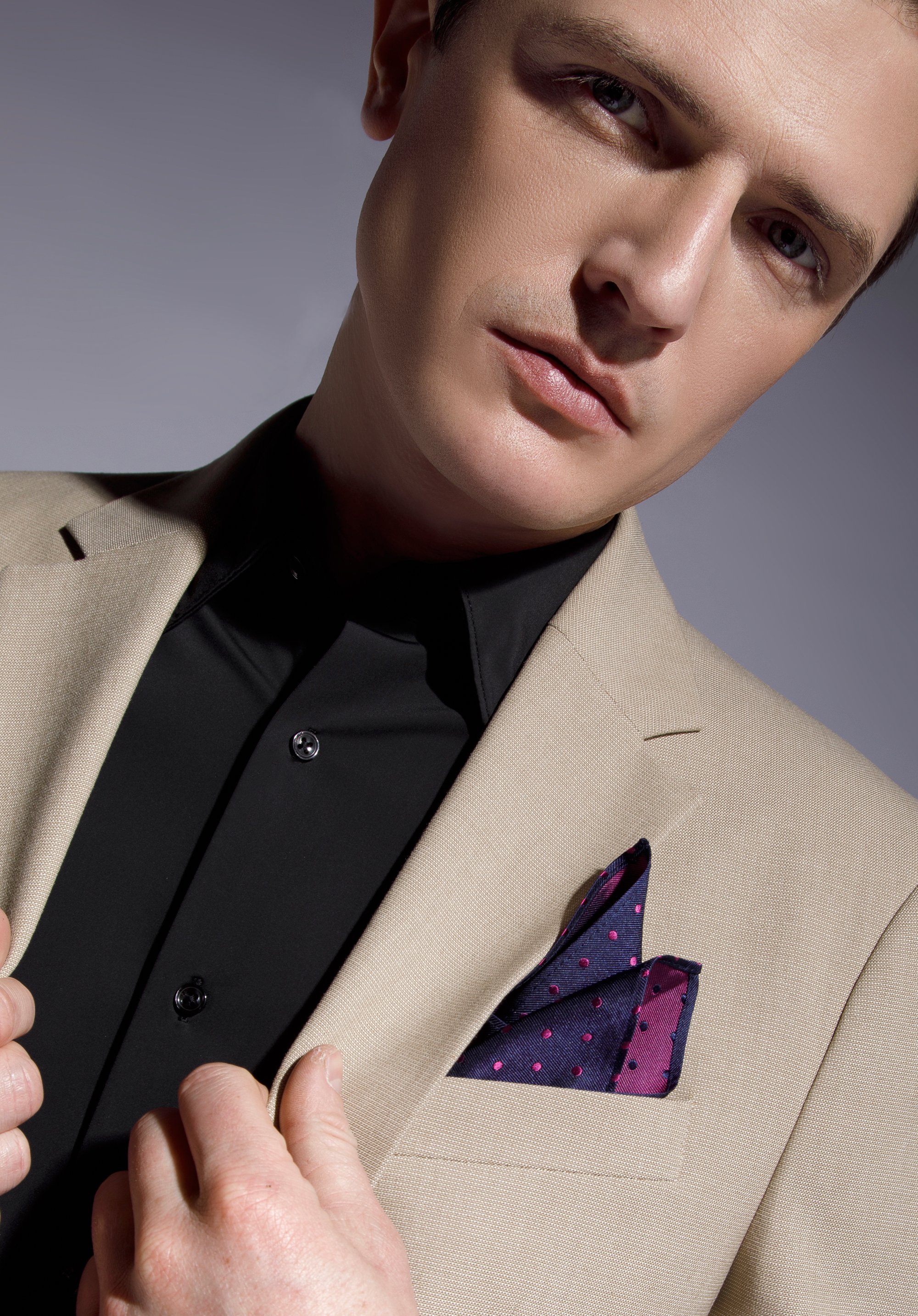 Poszetka z jedwabiu w kropki