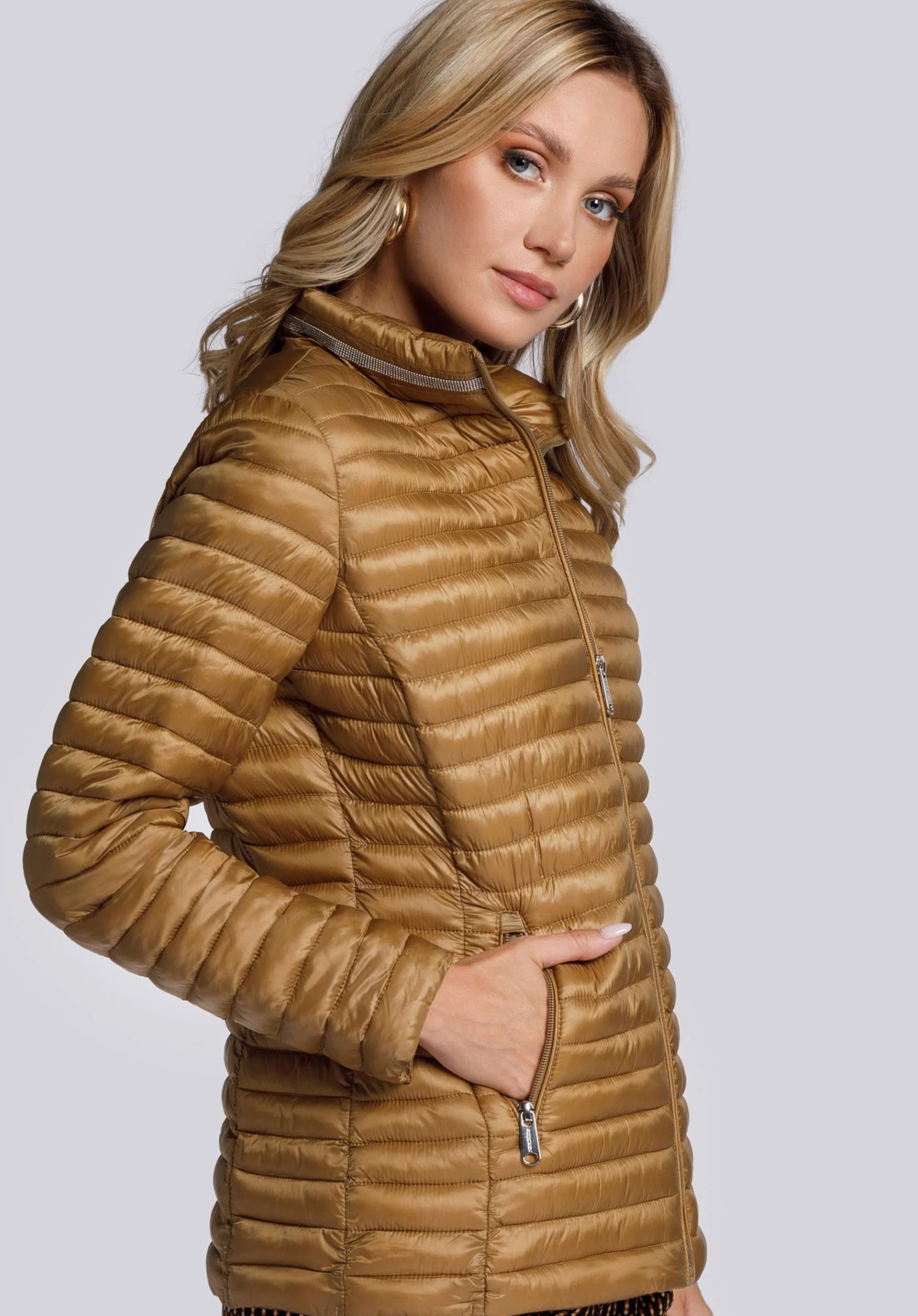 Damska kurtka pikowana z ozdobną stójką