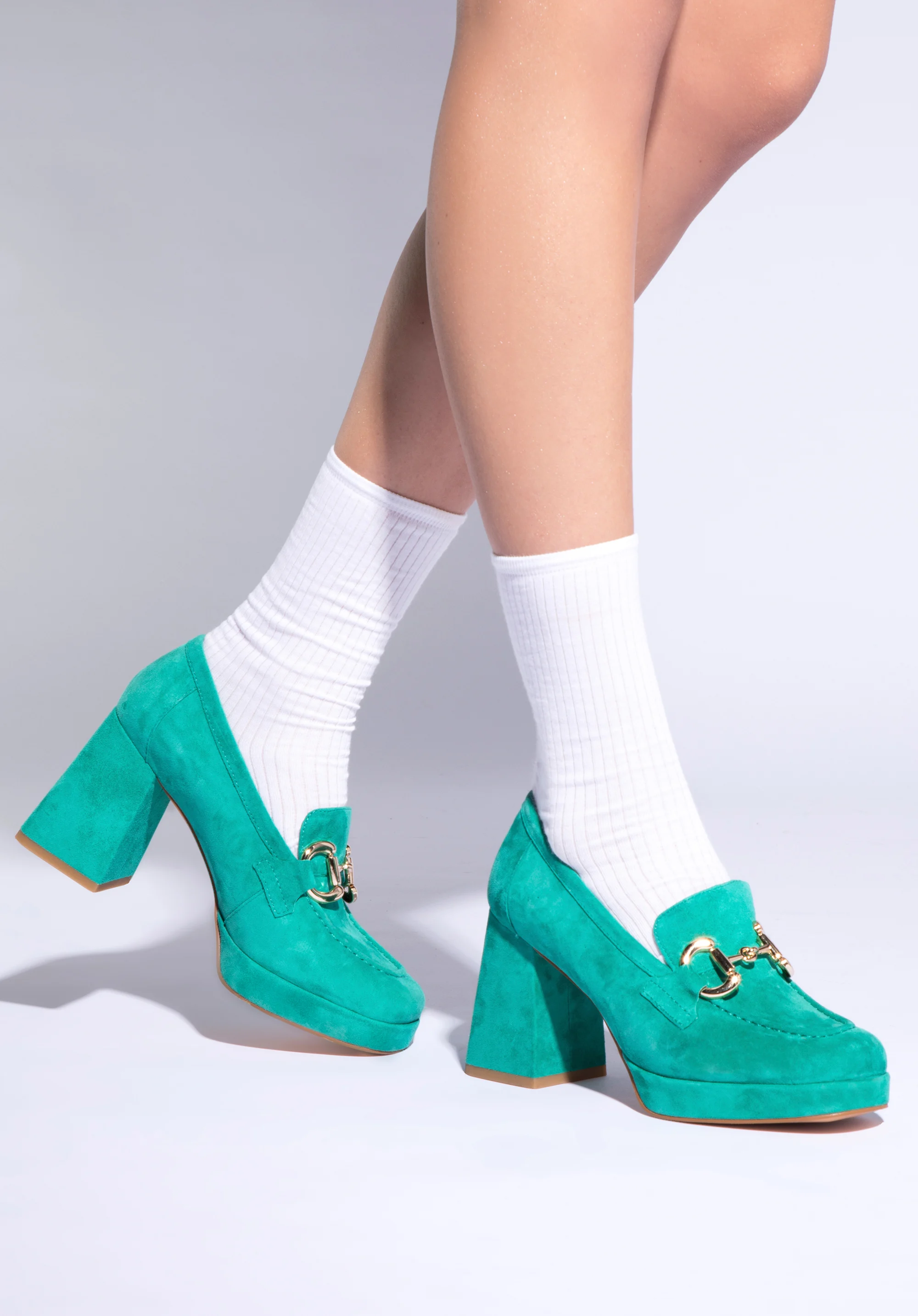 Czółenka zamszowe z klamerką na platformie