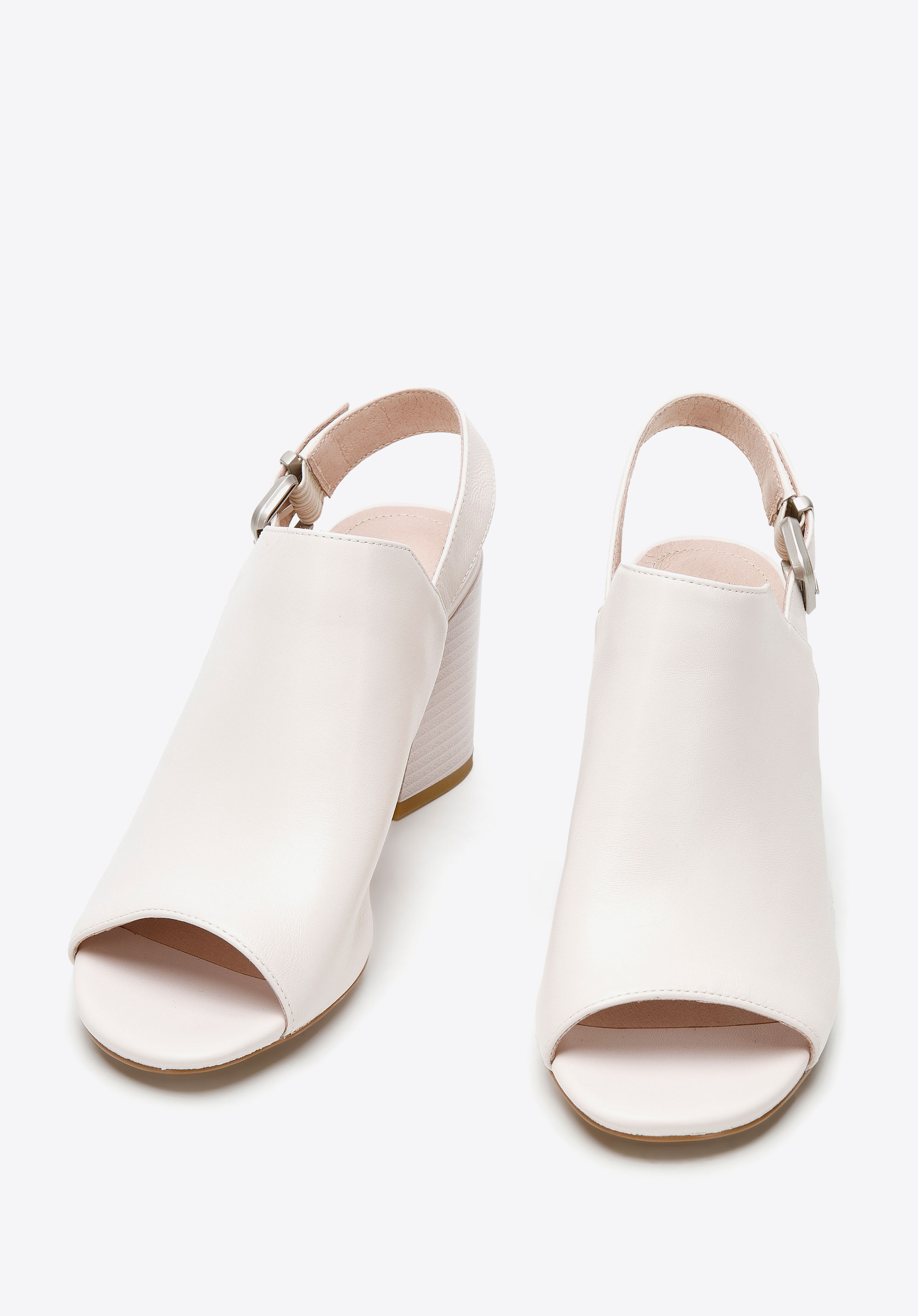 Sandały skórzane zabudowane na słupku