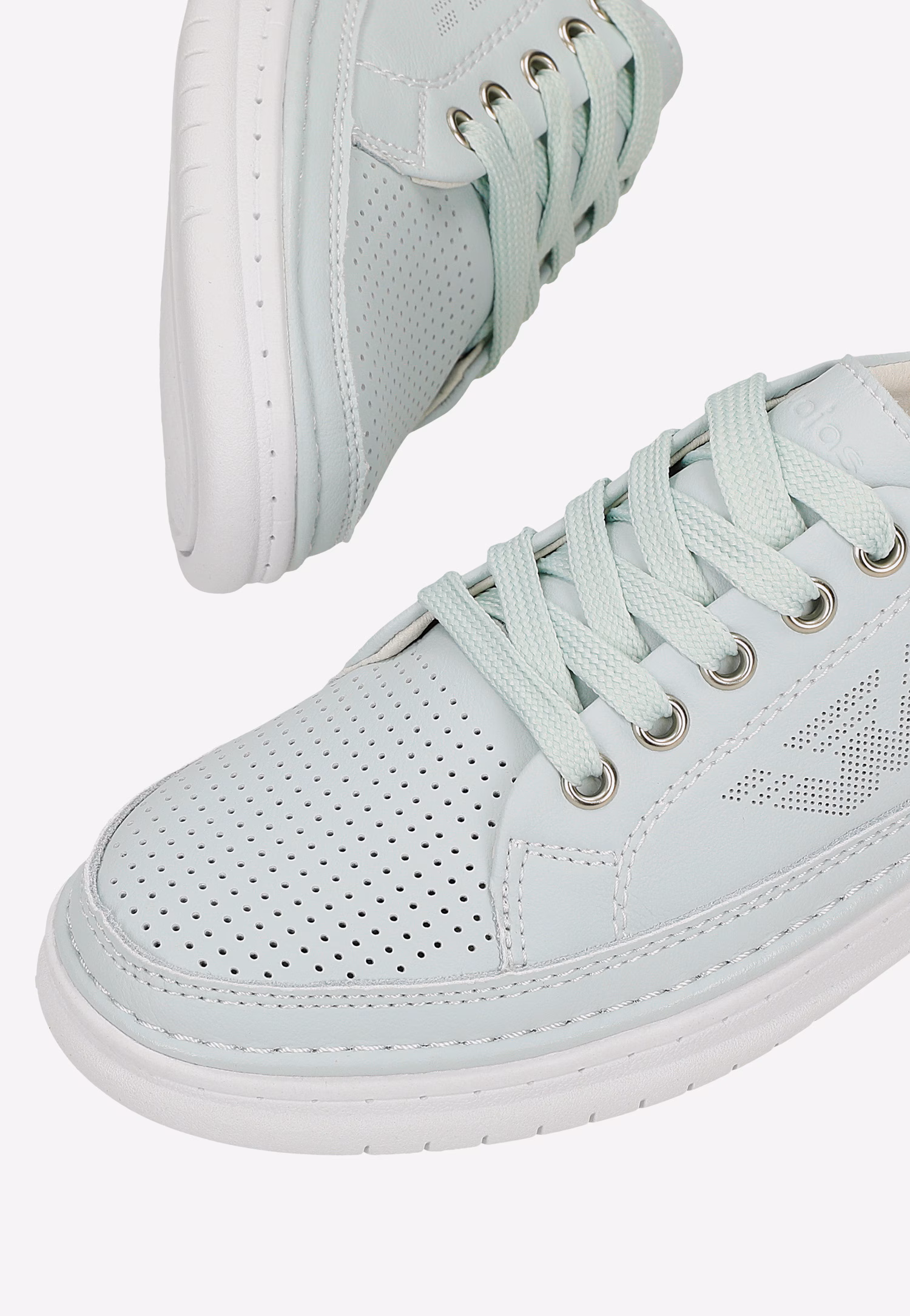 Białe letnie trampki na gumowej podeszwie