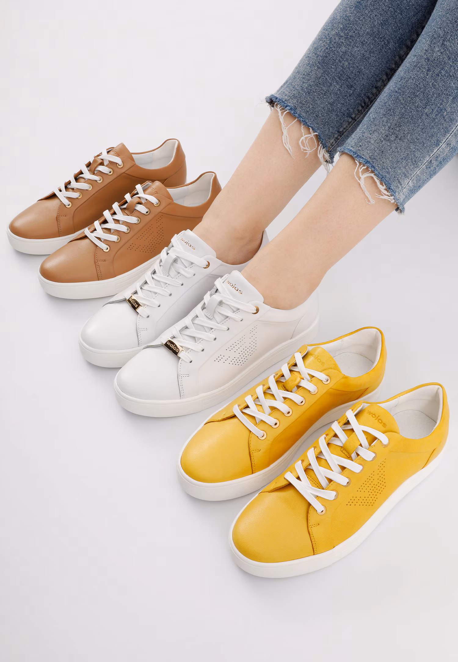 Białe półbuty damskie z dziurkowanym logo