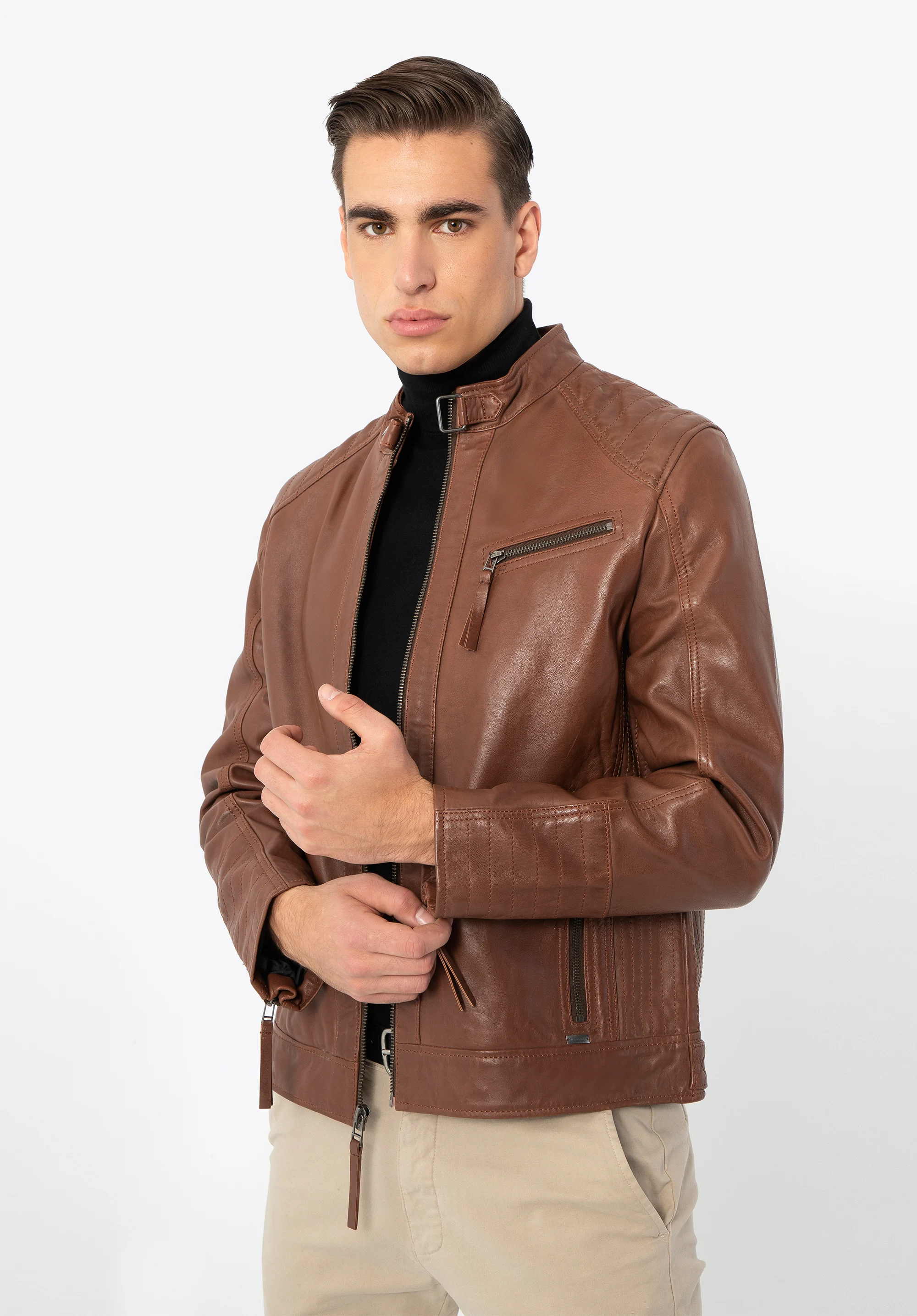 Męska kurtka skórzana z pionowymi przeszyciami i stójką