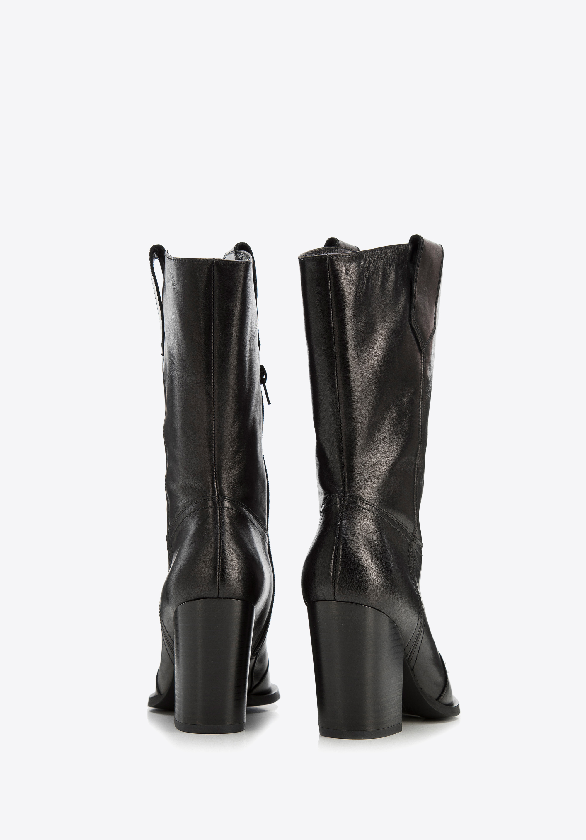 Kowbojki skórzane na obcasie z kanciastym noskiem