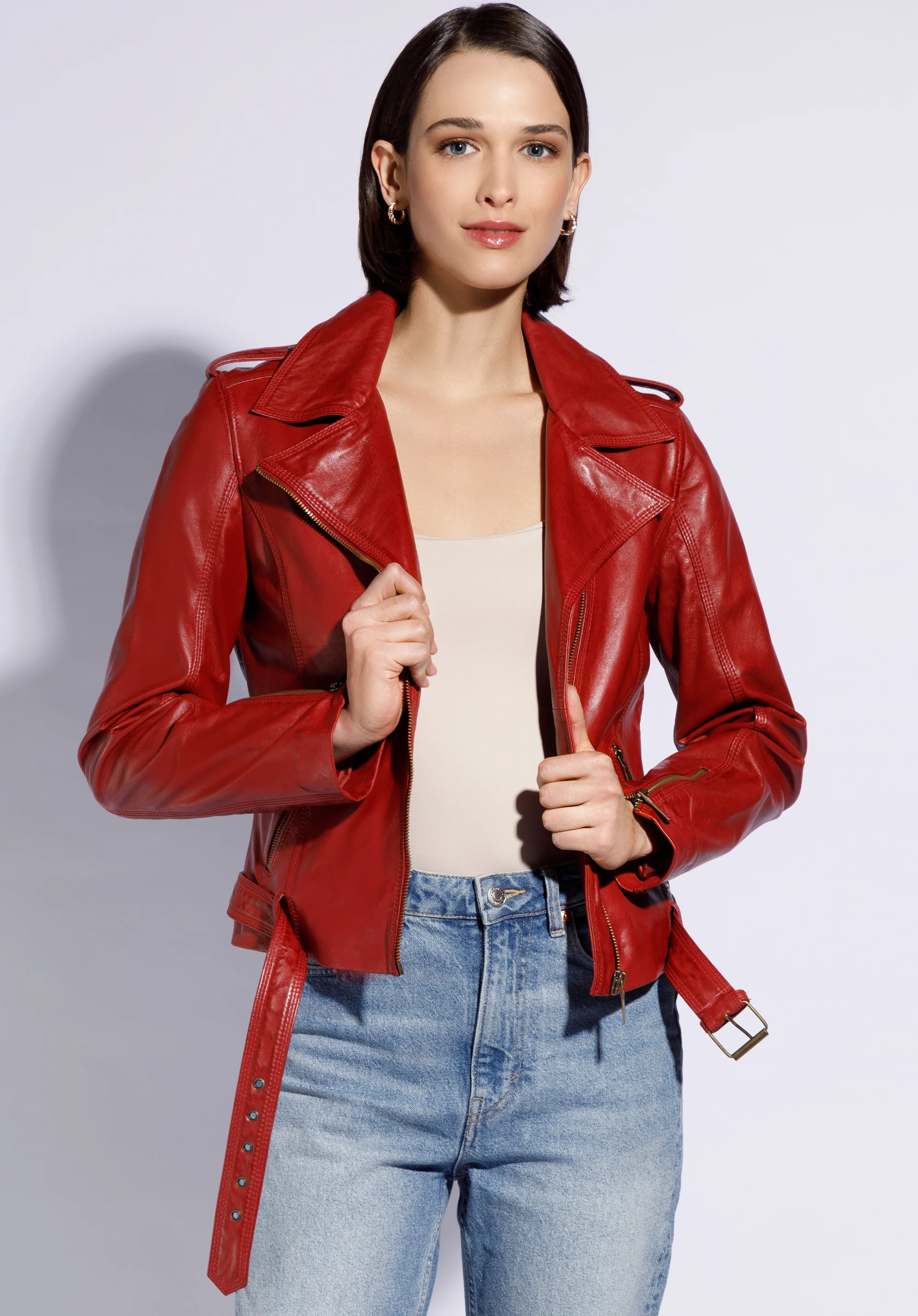 Damska ramoneska ze skóry z pagonami i paskiem