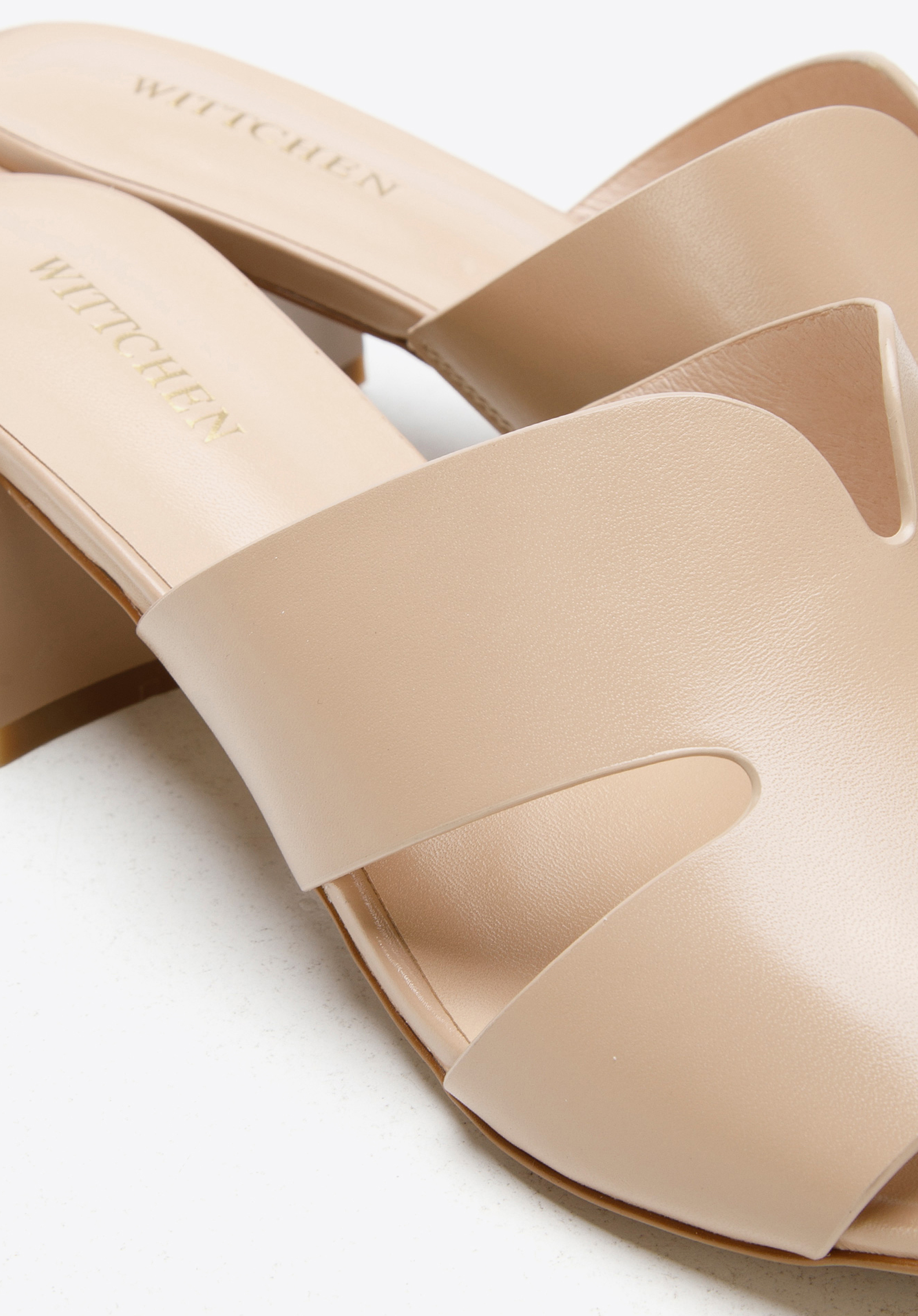 Damskie klapki skórzane proste na słupku