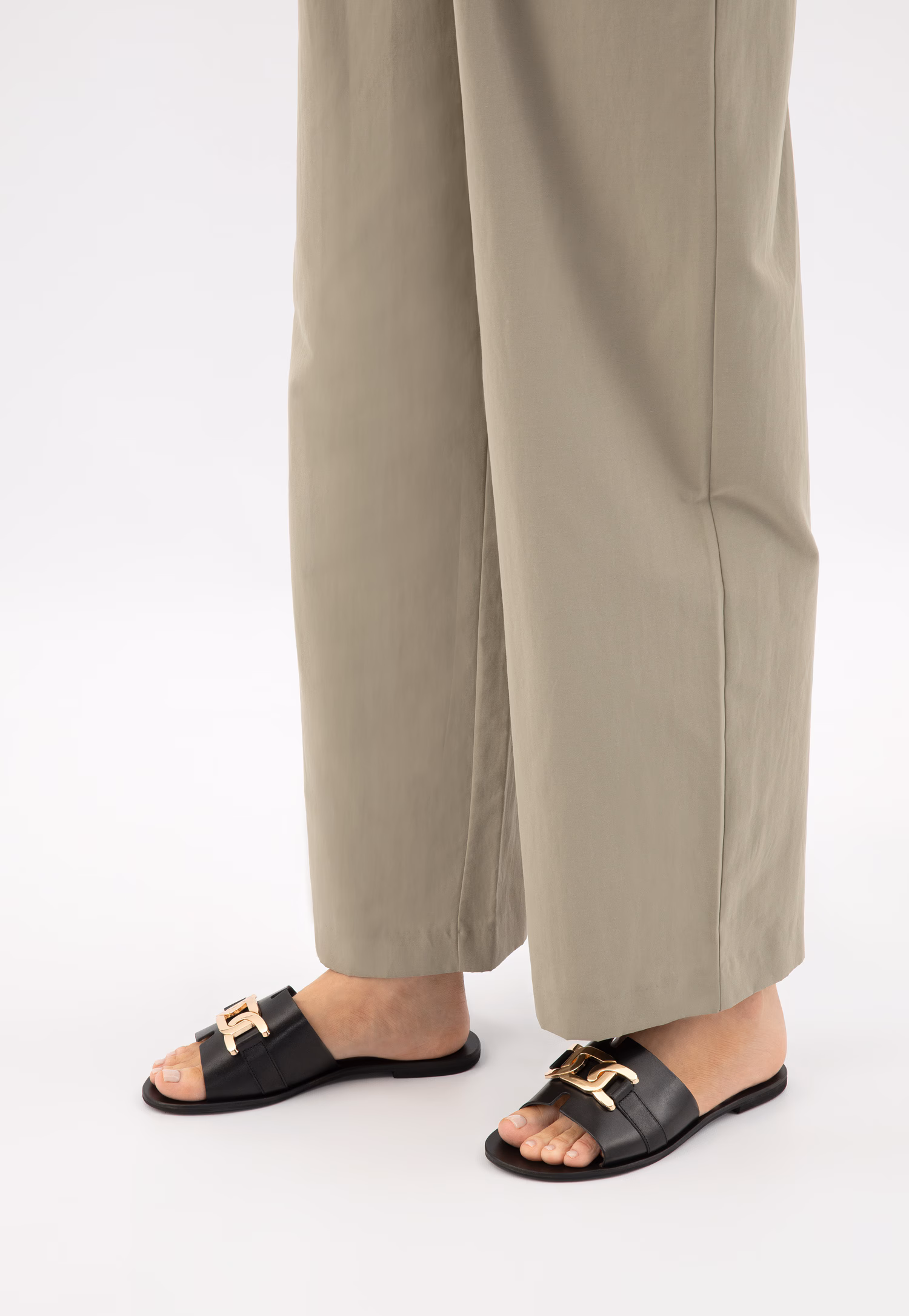 Czarne klapki ze skóry licowej ze złotą ozdobą