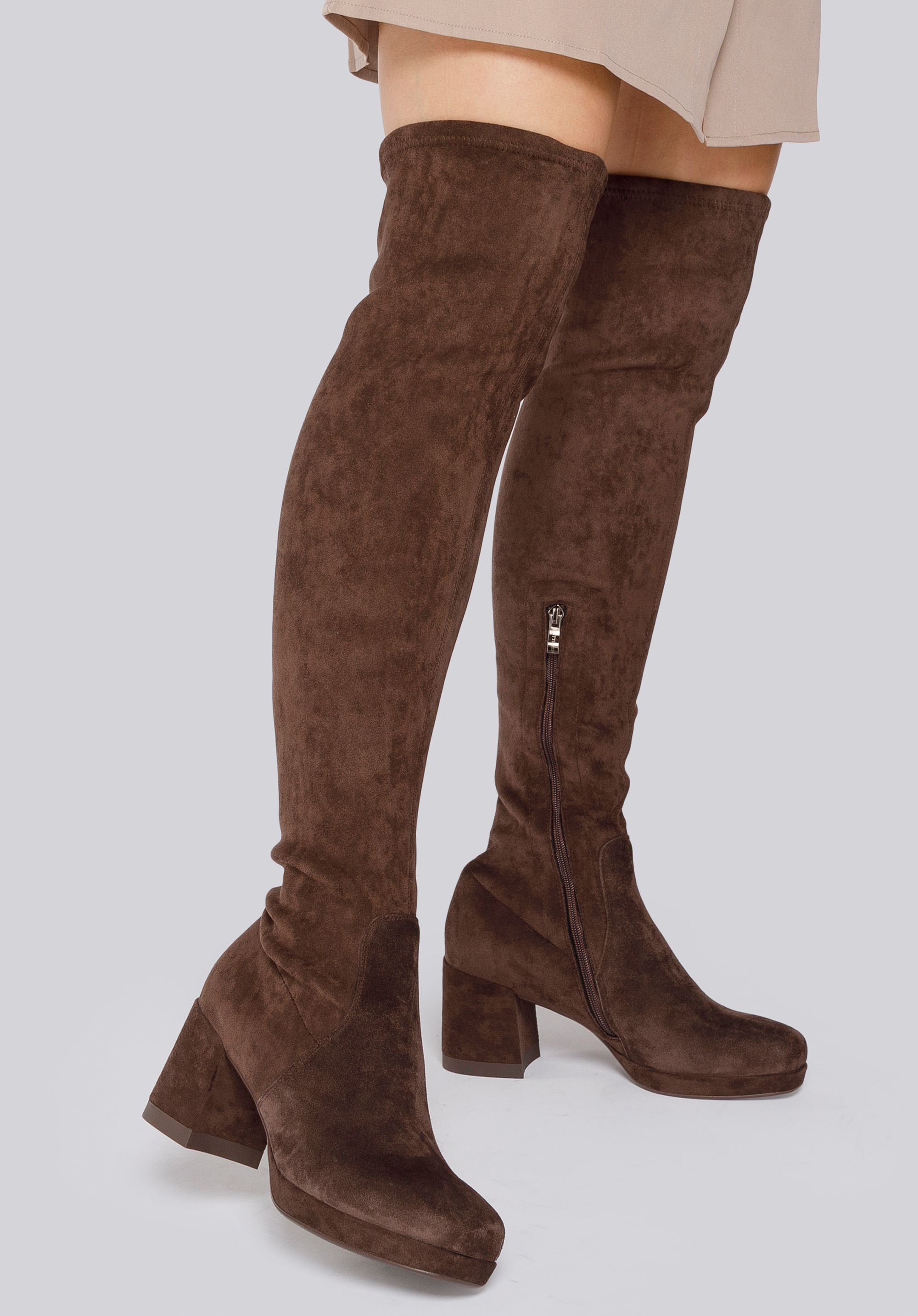 Kozaki zamszowe na słupku z elastyczną cholewką