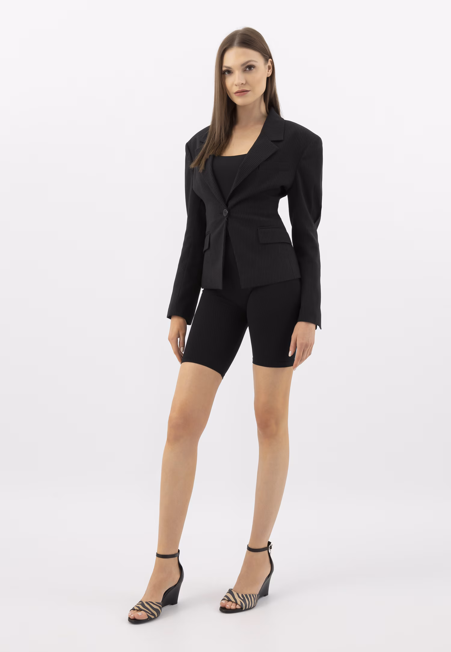 Czarne sandały na koturnie w czarno-beżowe paski