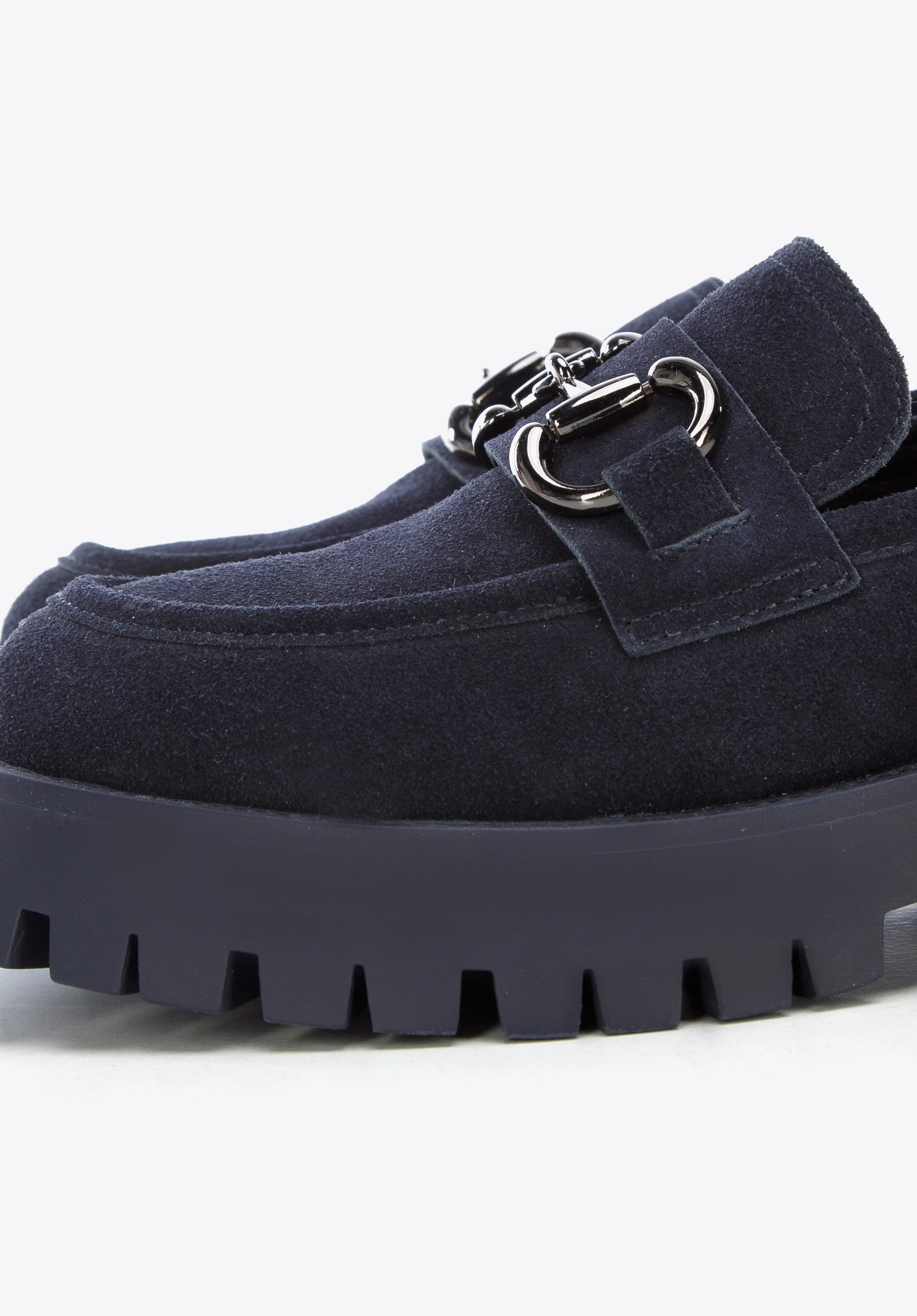 Damskie mokasyny zamszowe z klamrą na platformie