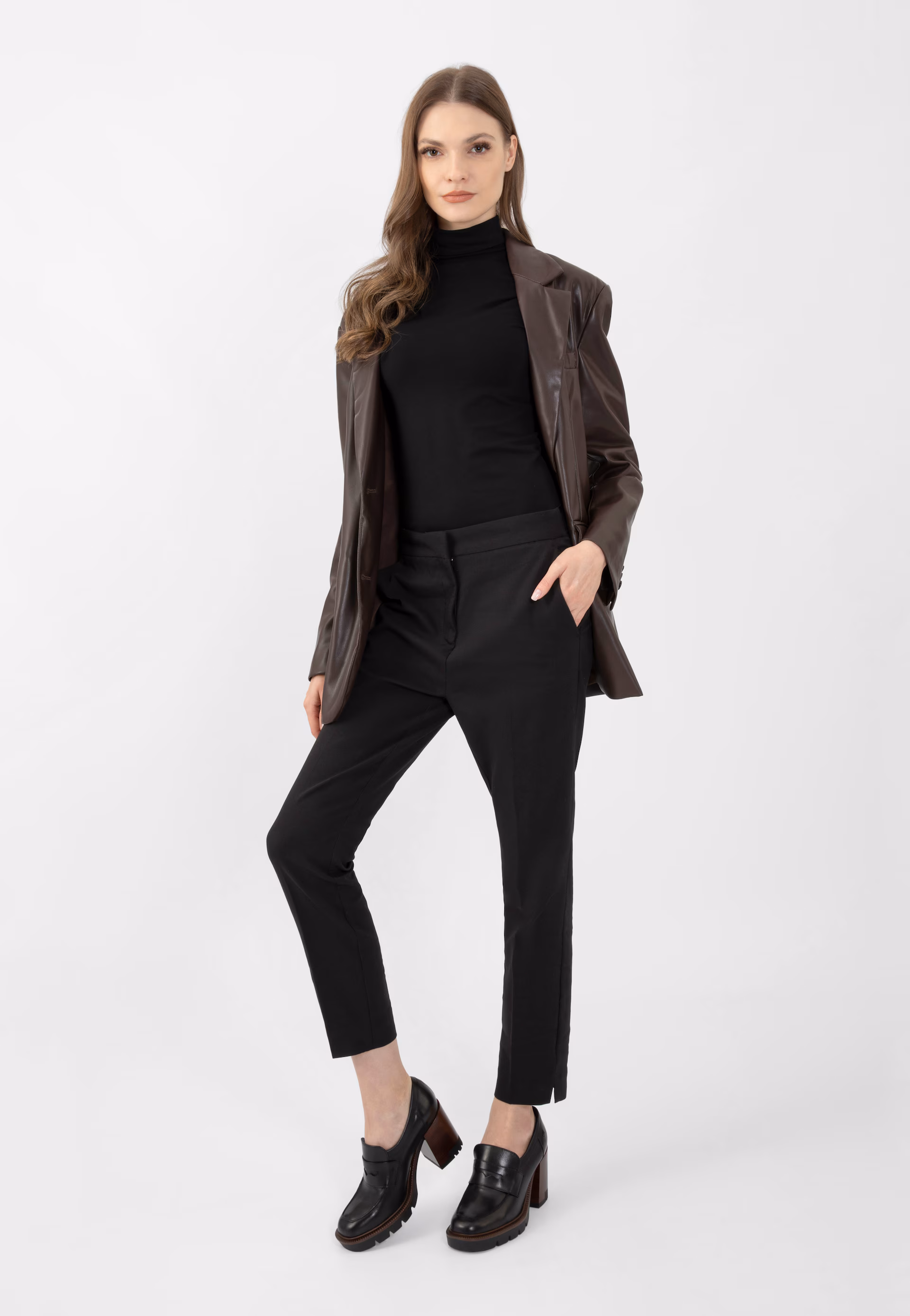 Czarne mokasyny damskie na wysokim obcasie i podeszwie z bieżnikiem